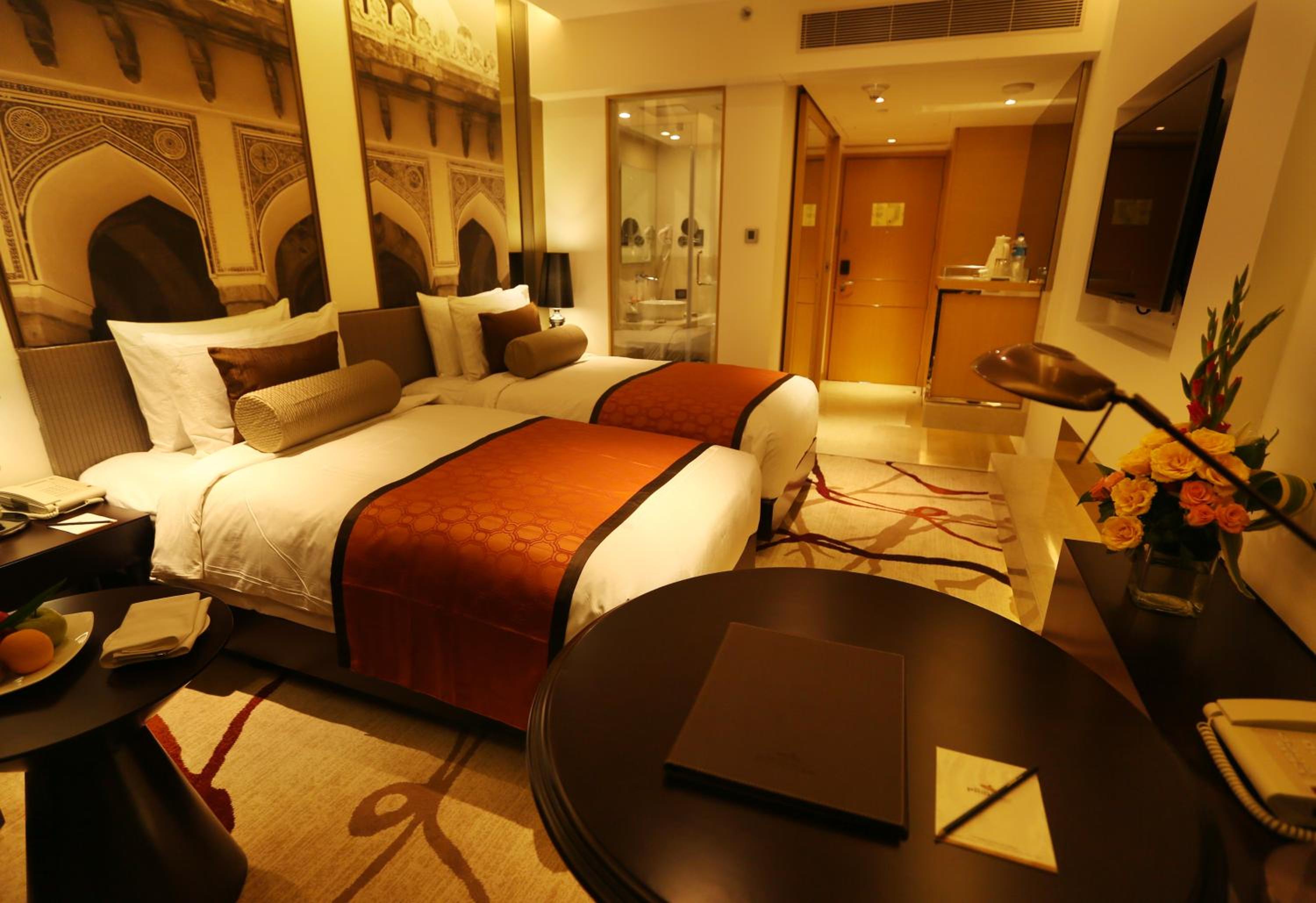 Deluxe King Room - 15% off on One-way Airport Transfers, Spa, Food & Beverage & Laundry thumbnail 5