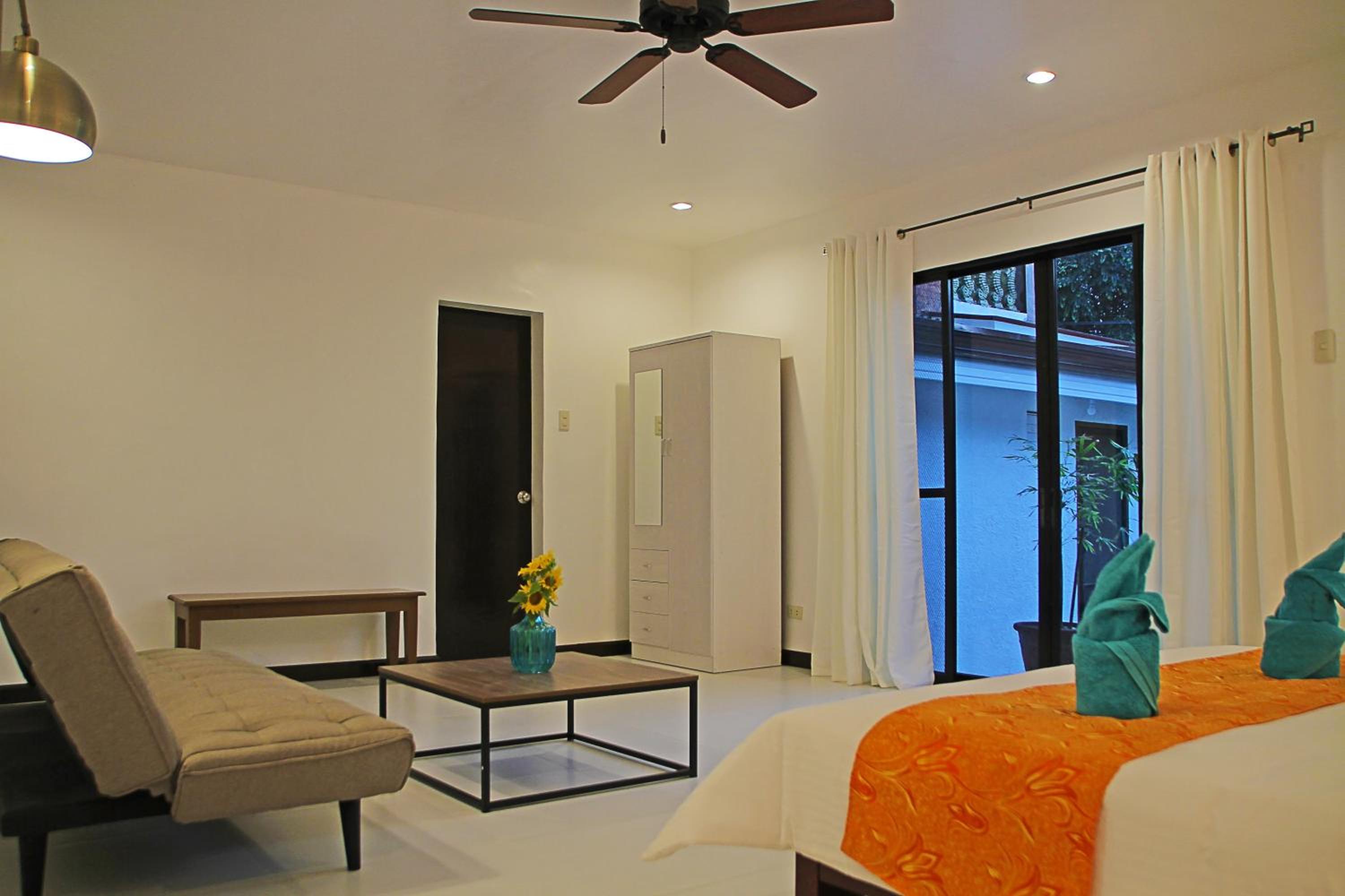 Suite with Pool View - Photo 9