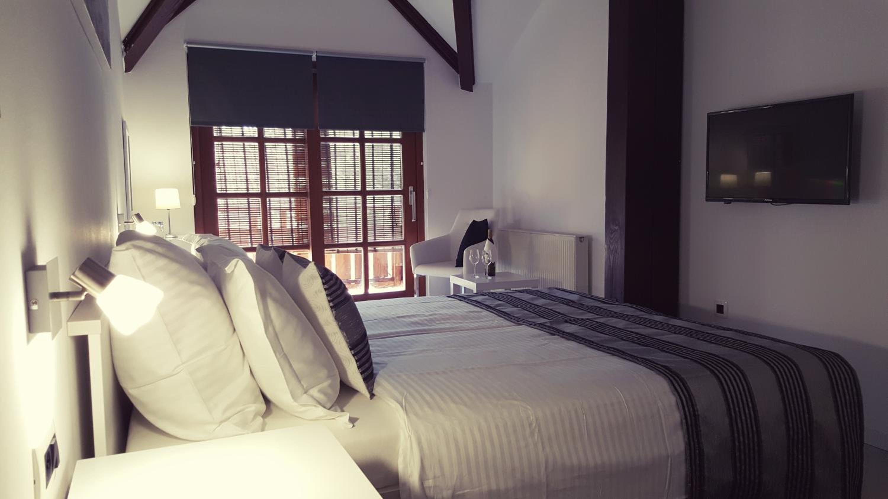 Deluxe Double Room with Balcony - Photo 11