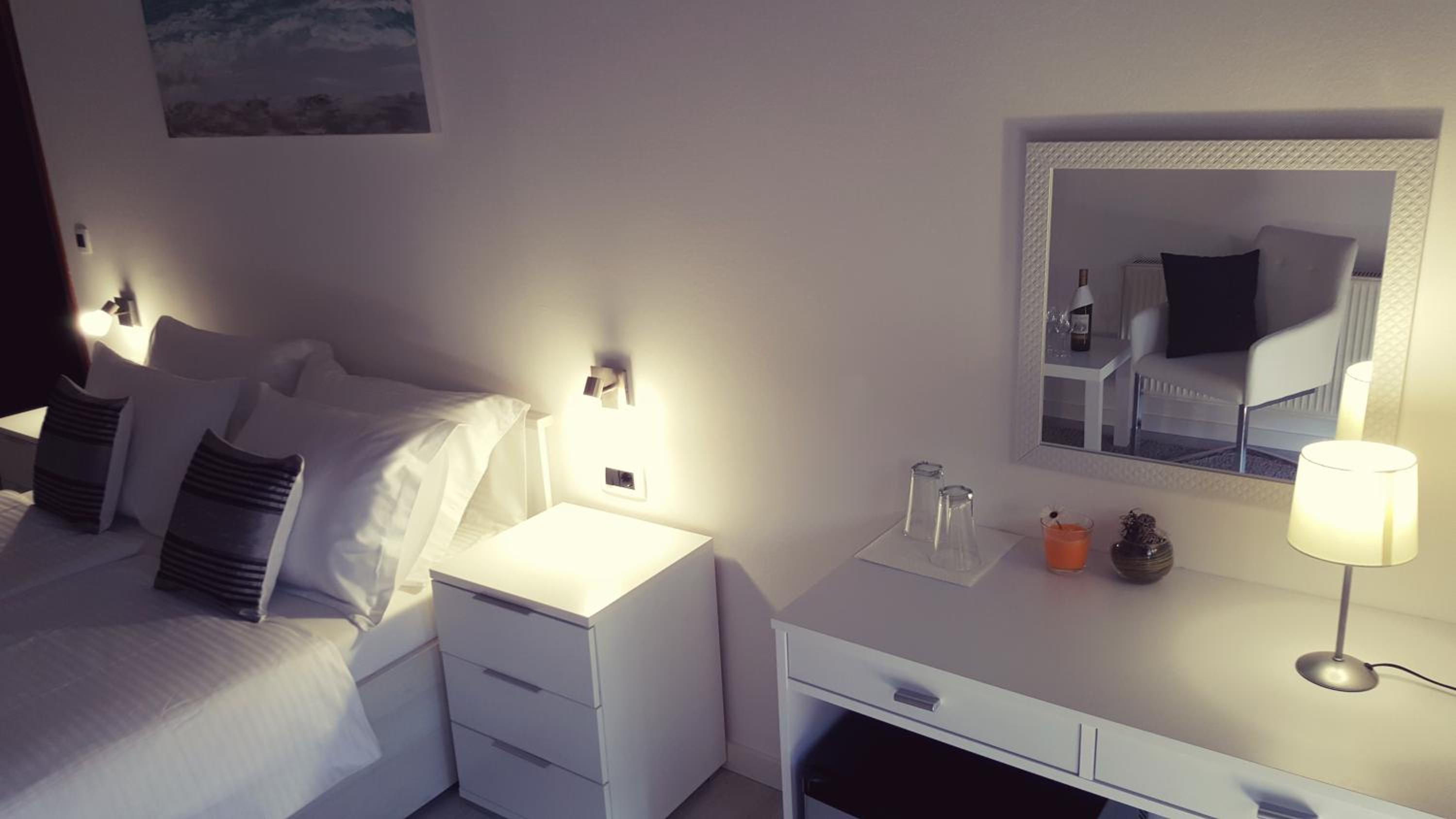 Deluxe Double Room with Balcony - Photo 13