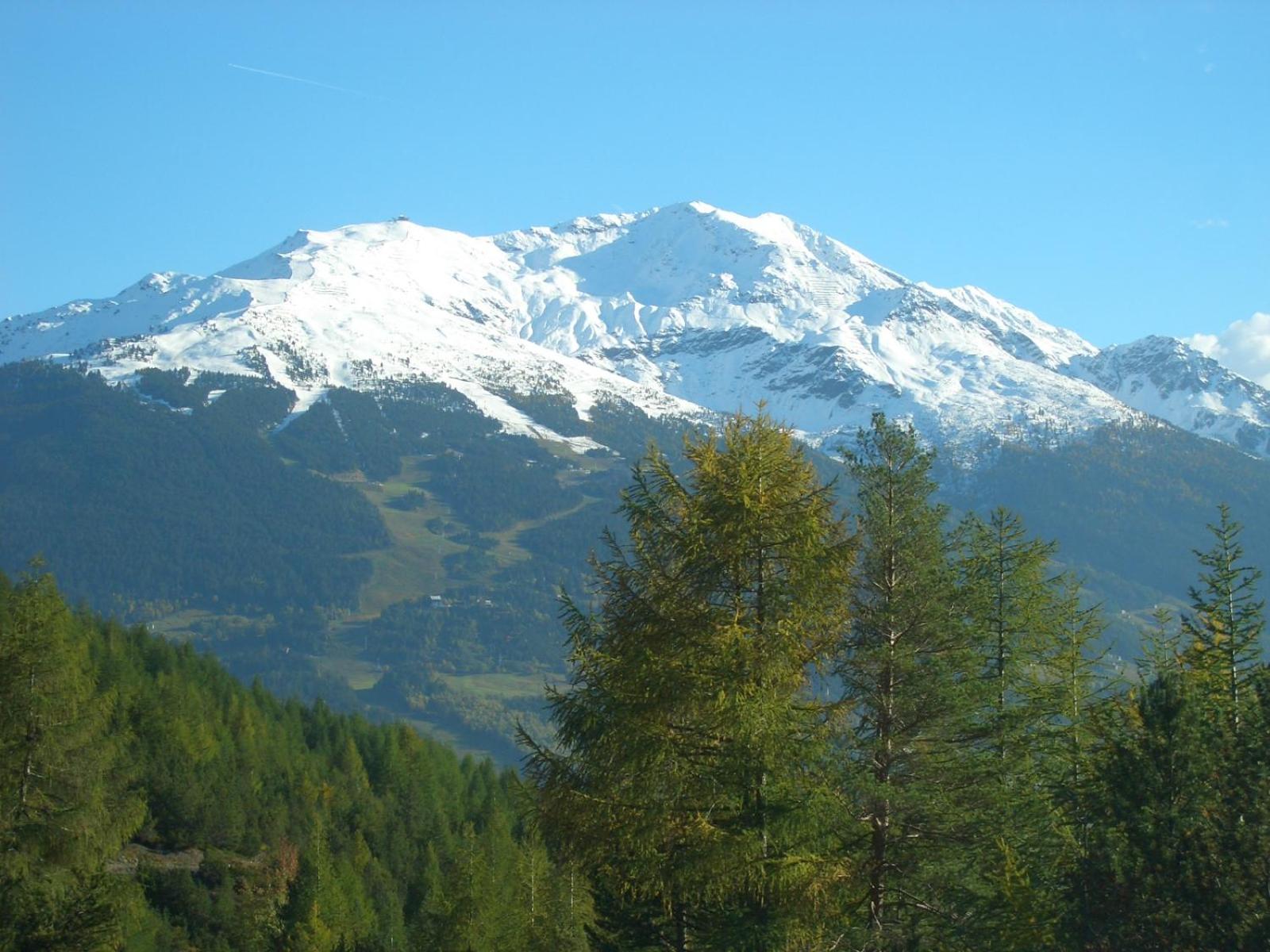 Apartment with Mountain View - Photo 3