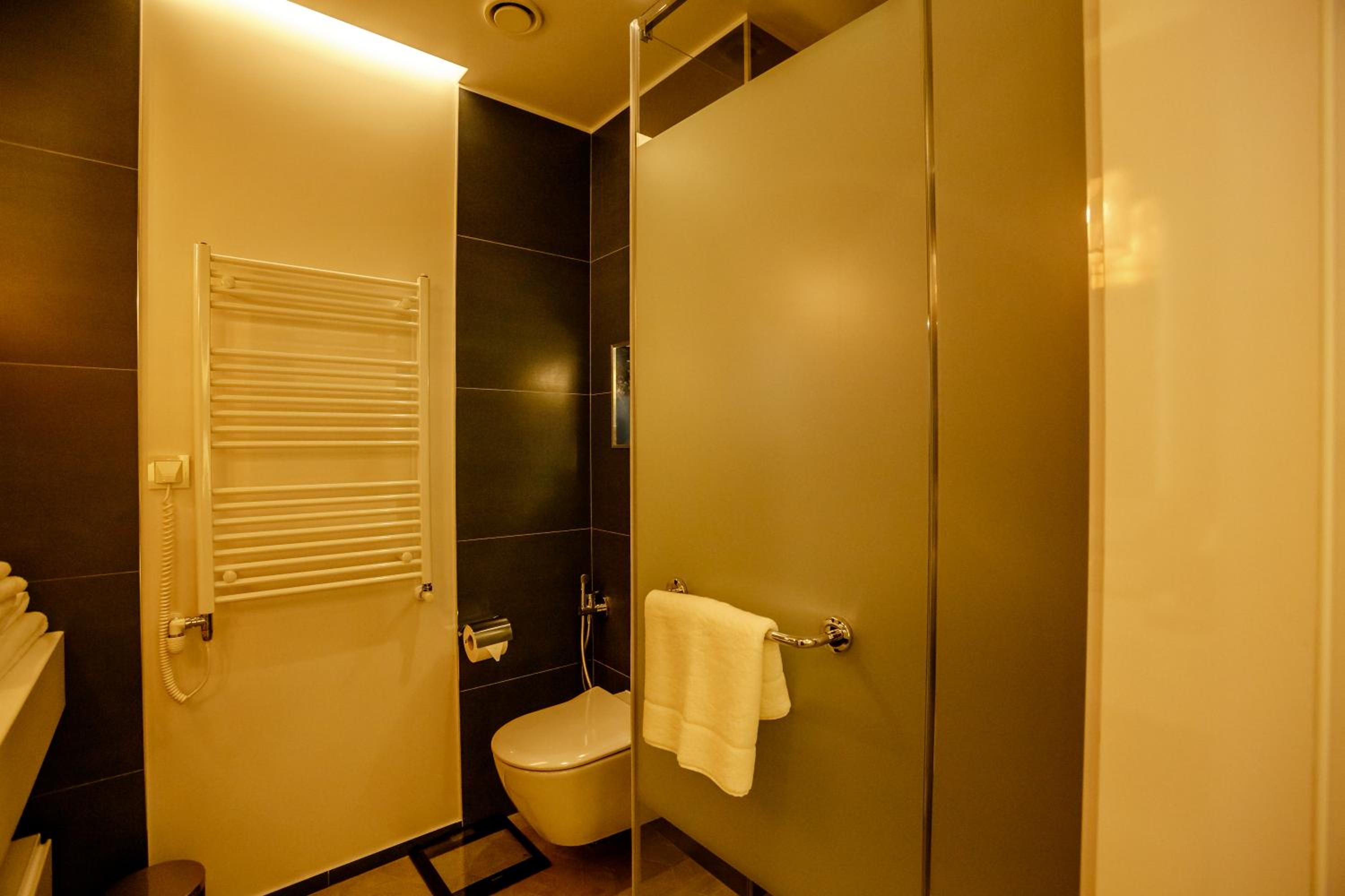 Double or Twin Room with Balcony - Photo 5