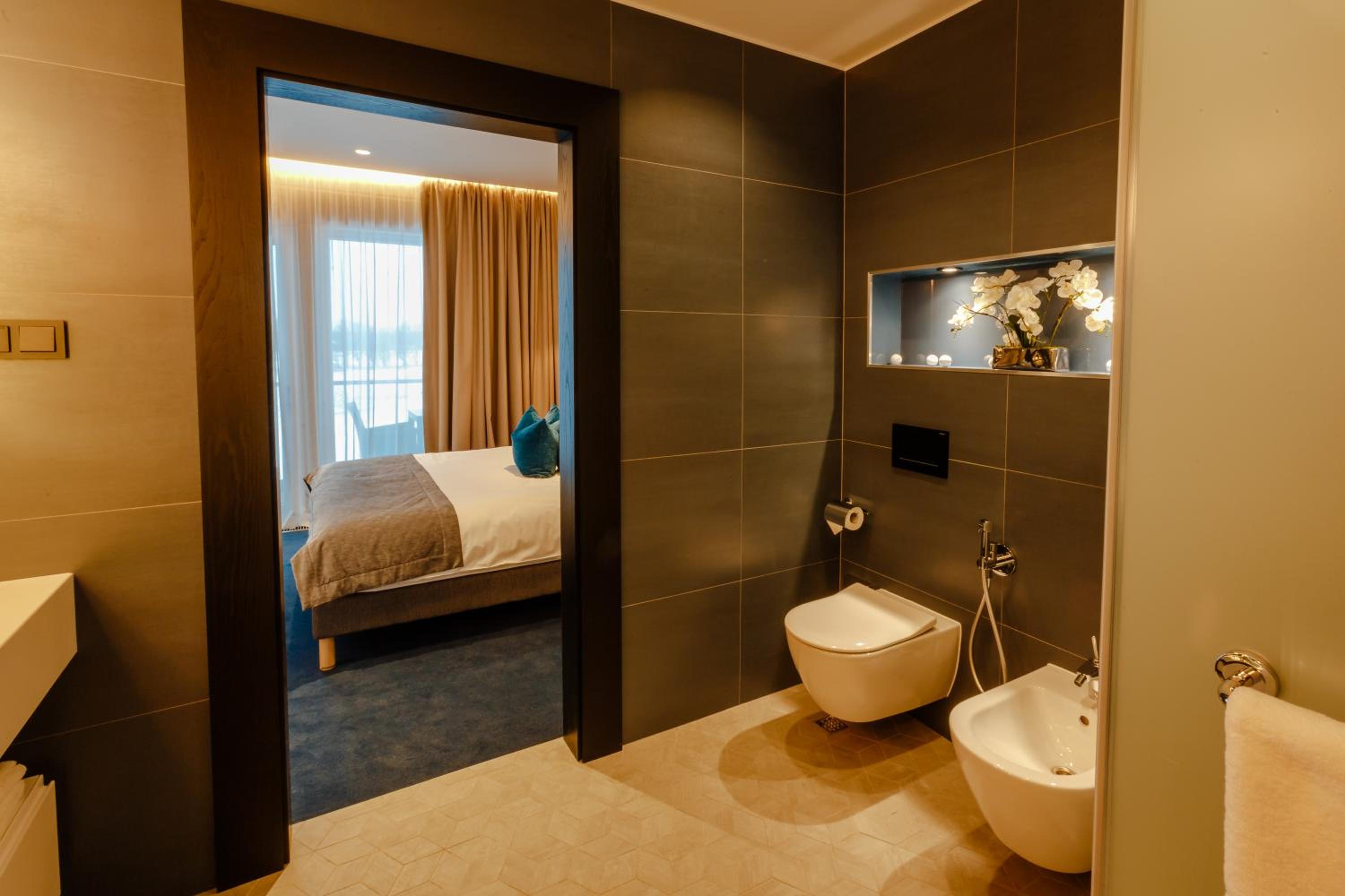 King Suite with Balcony - Photo 4