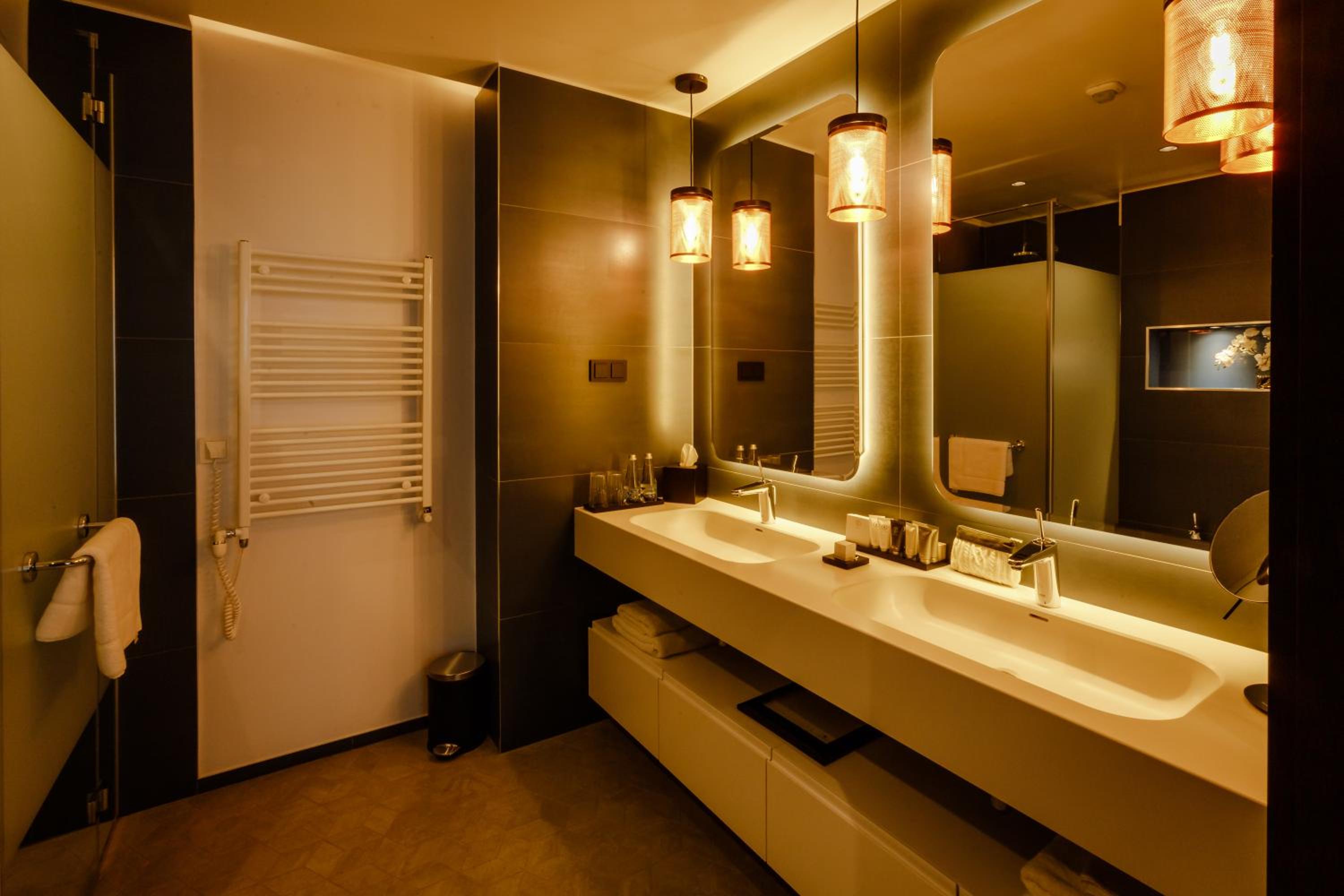 King Suite with Balcony - Photo 5