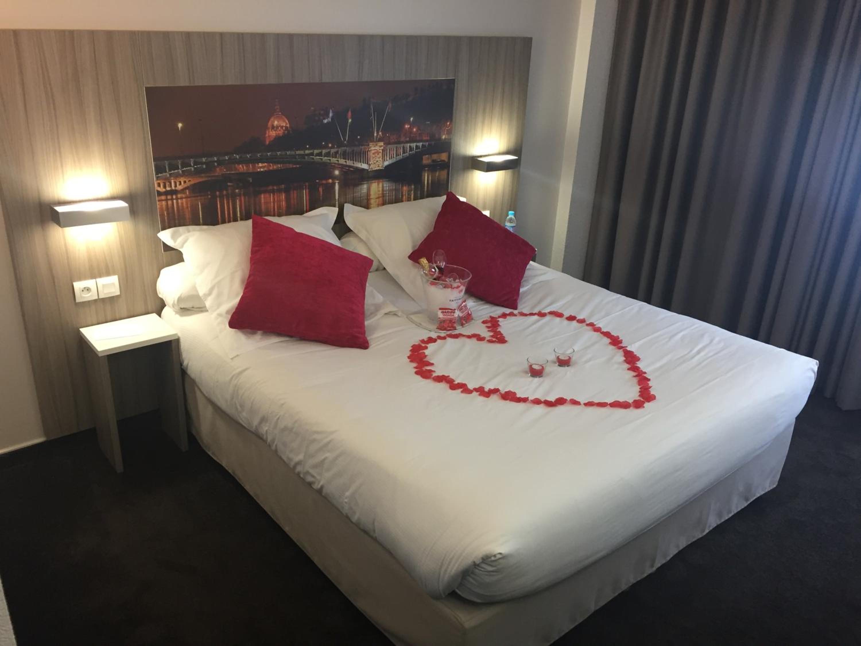 Romantic Double Room thumbnail 5