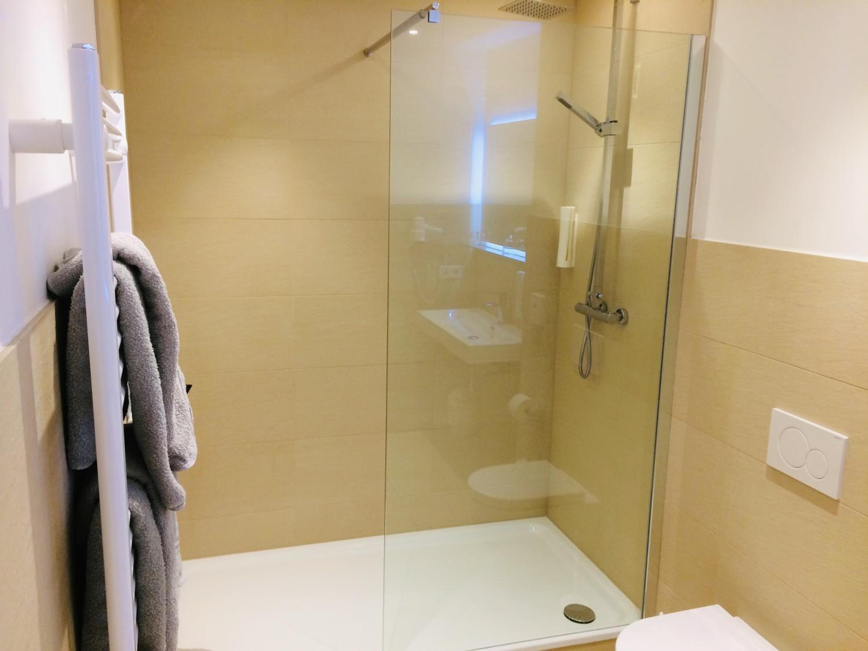 Triple Room (2 Adults + 1 Child) photo 3