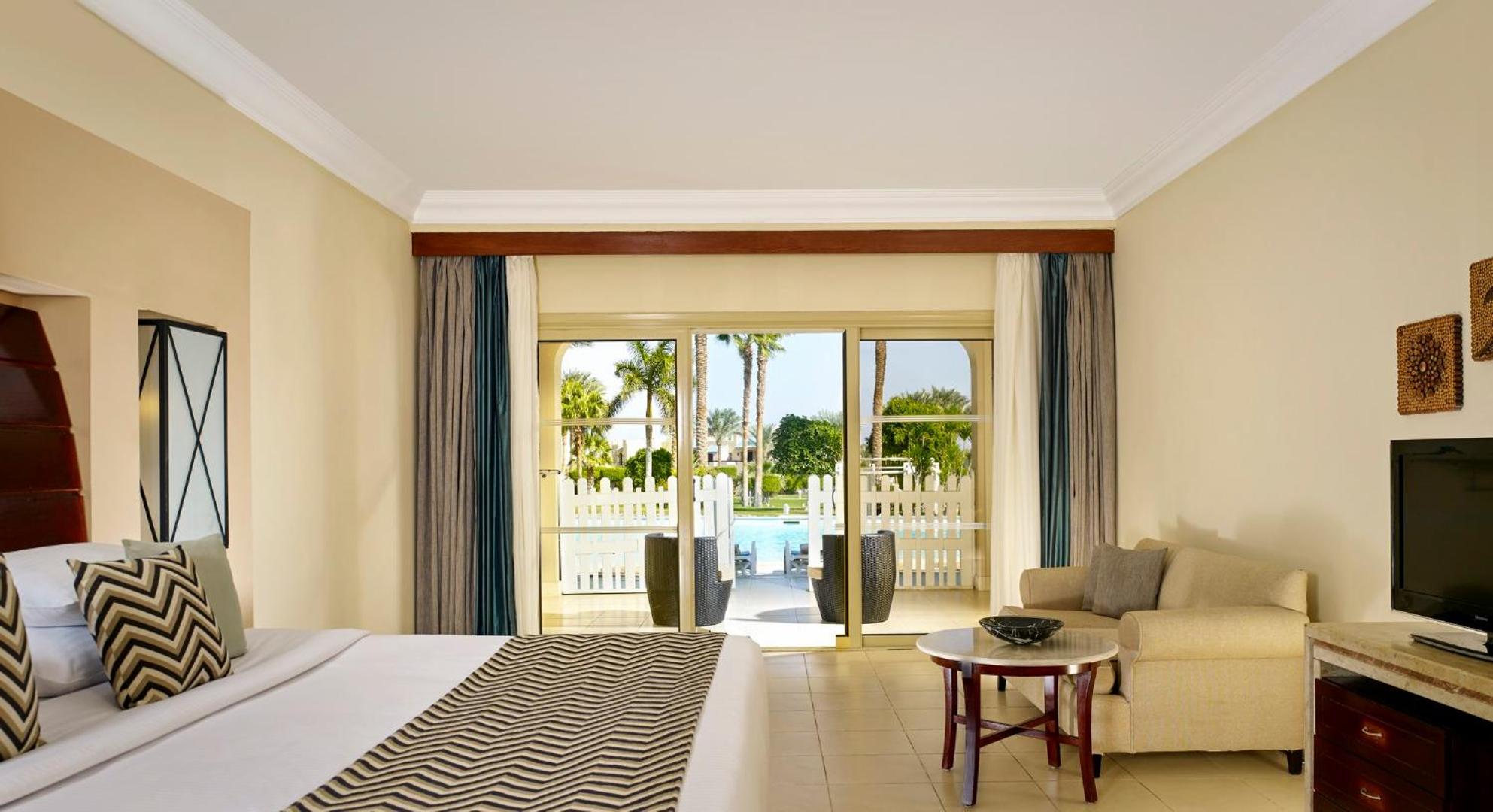 Swim-Up Room