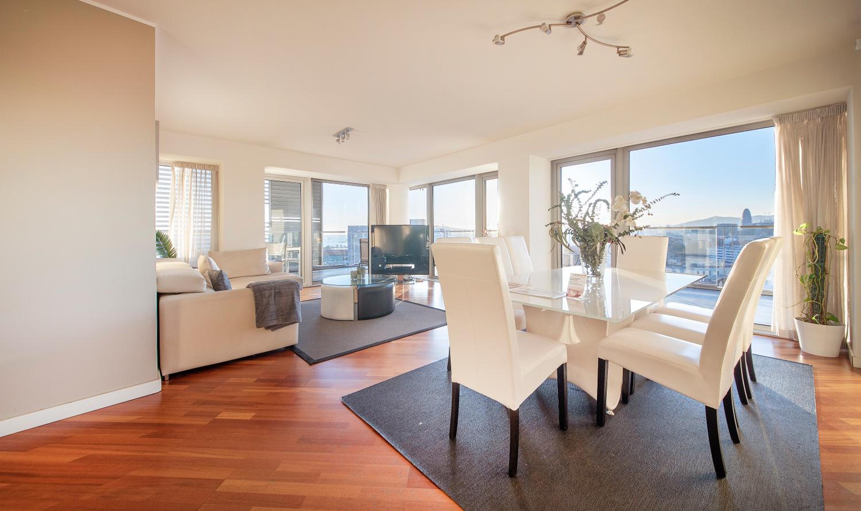 Deluxe Five-Bedroom Apartment with Sea View photo 3