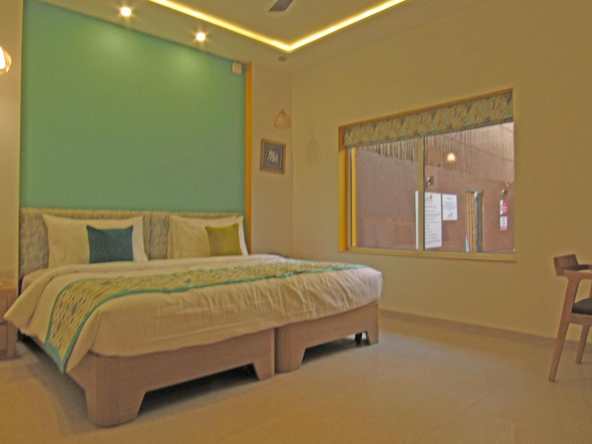 Pool Side Room - Photo 8