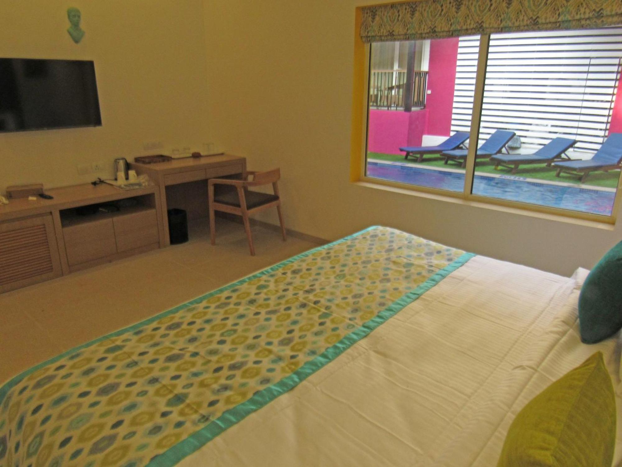 Pool Side Room - Photo 9