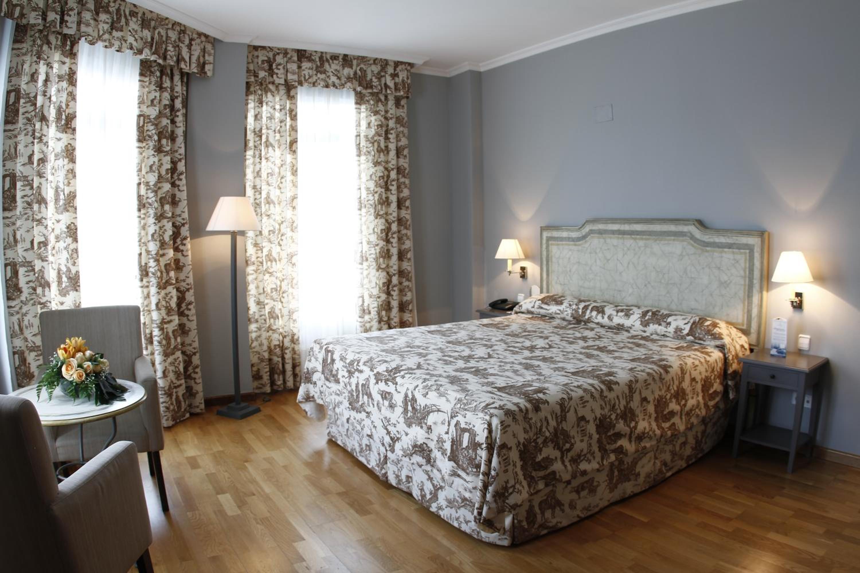 Double Room with Extra Bed (2 Adults + 2 Children) with Spa Access photo 2