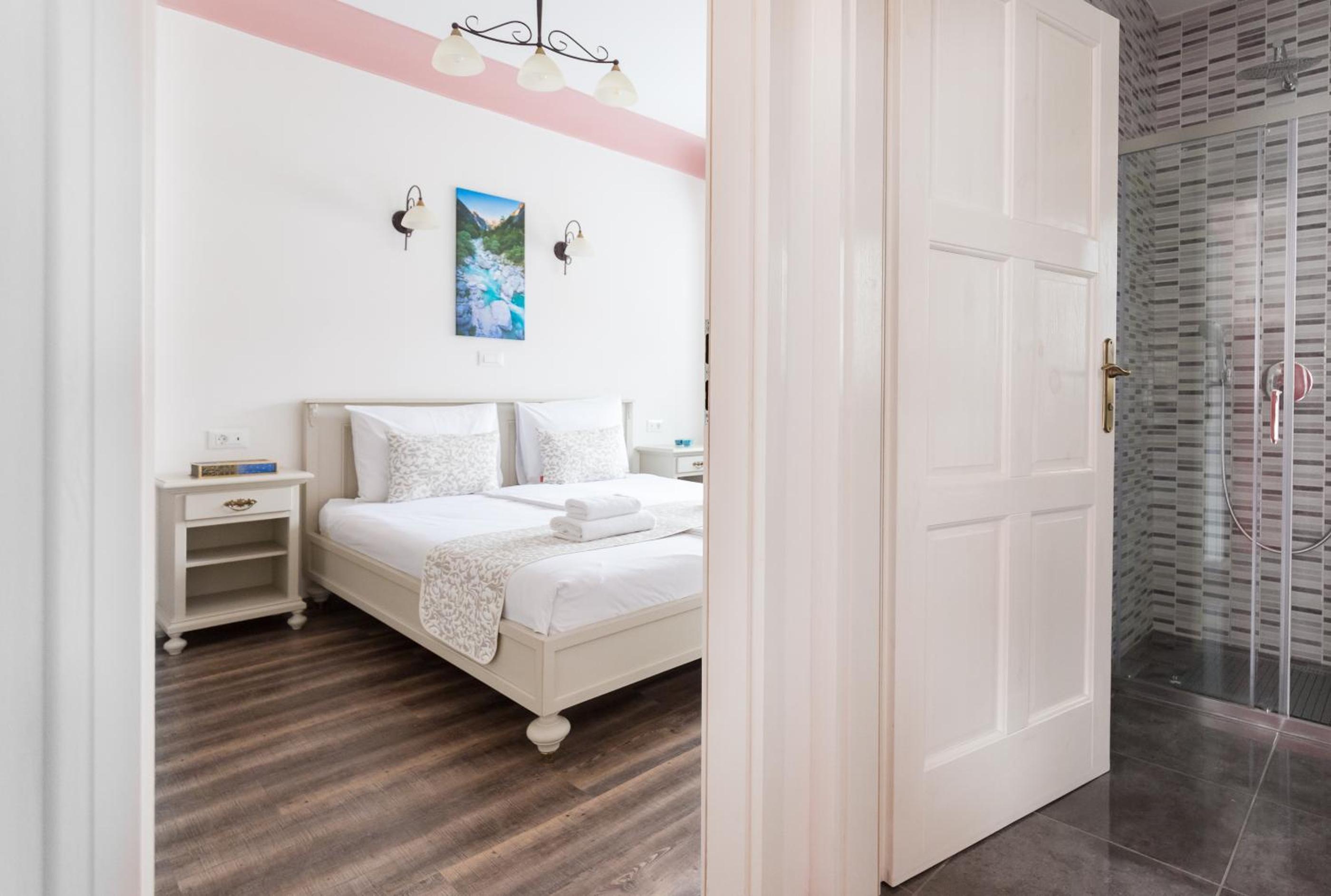One-Bedroom Apartment with Courtyard View
