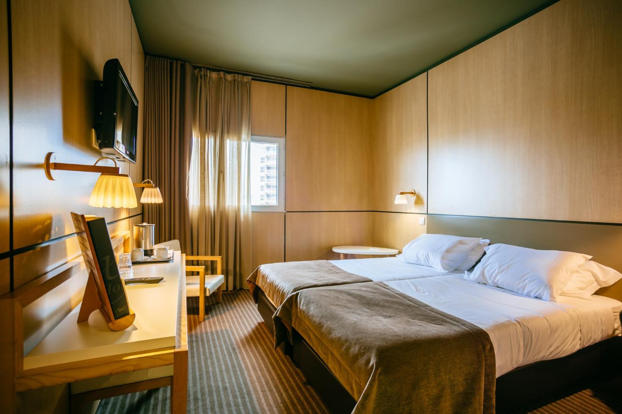 Twin Room with City View - Photo 5