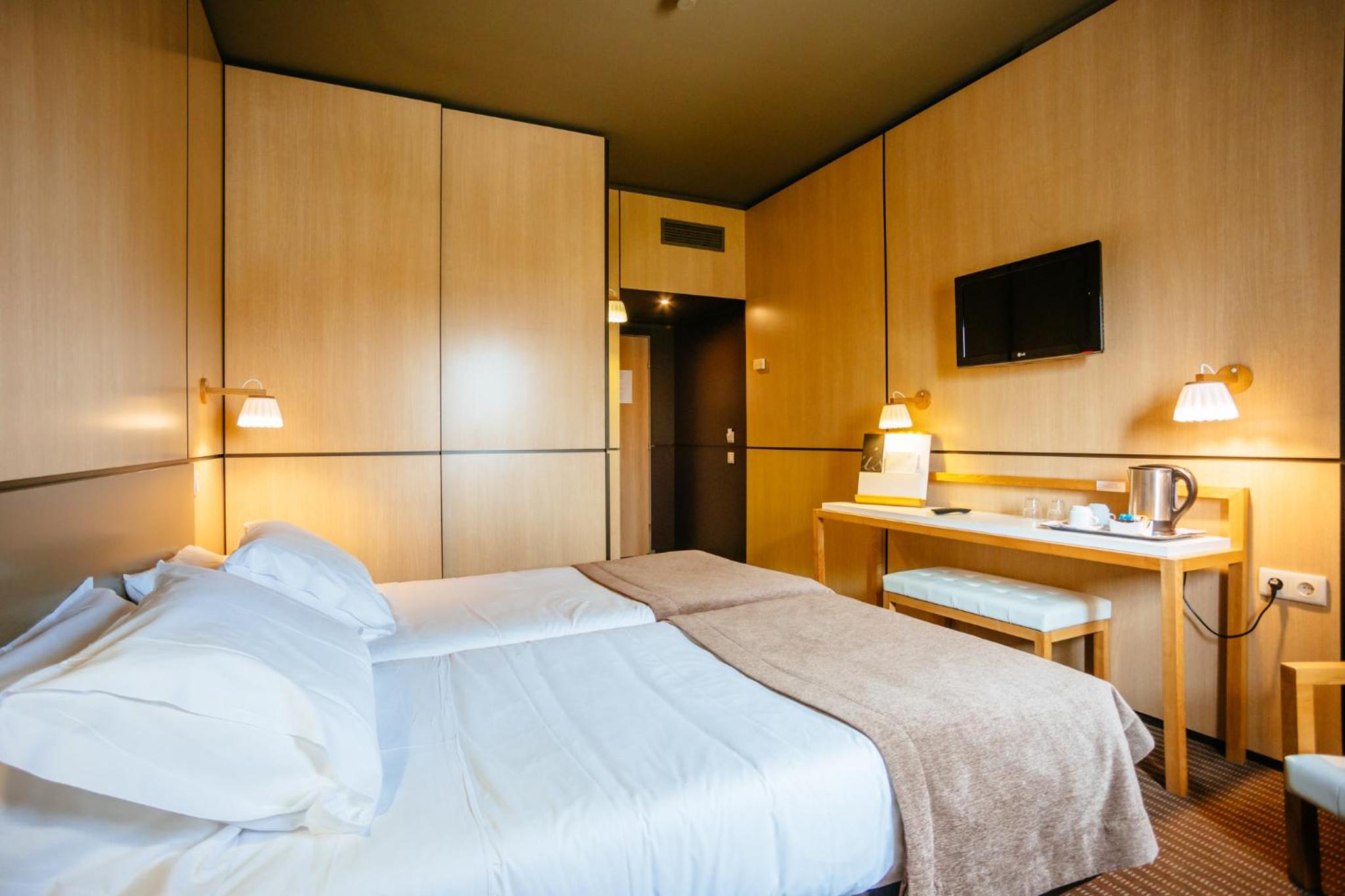 Twin Room with City View - Photo 4
