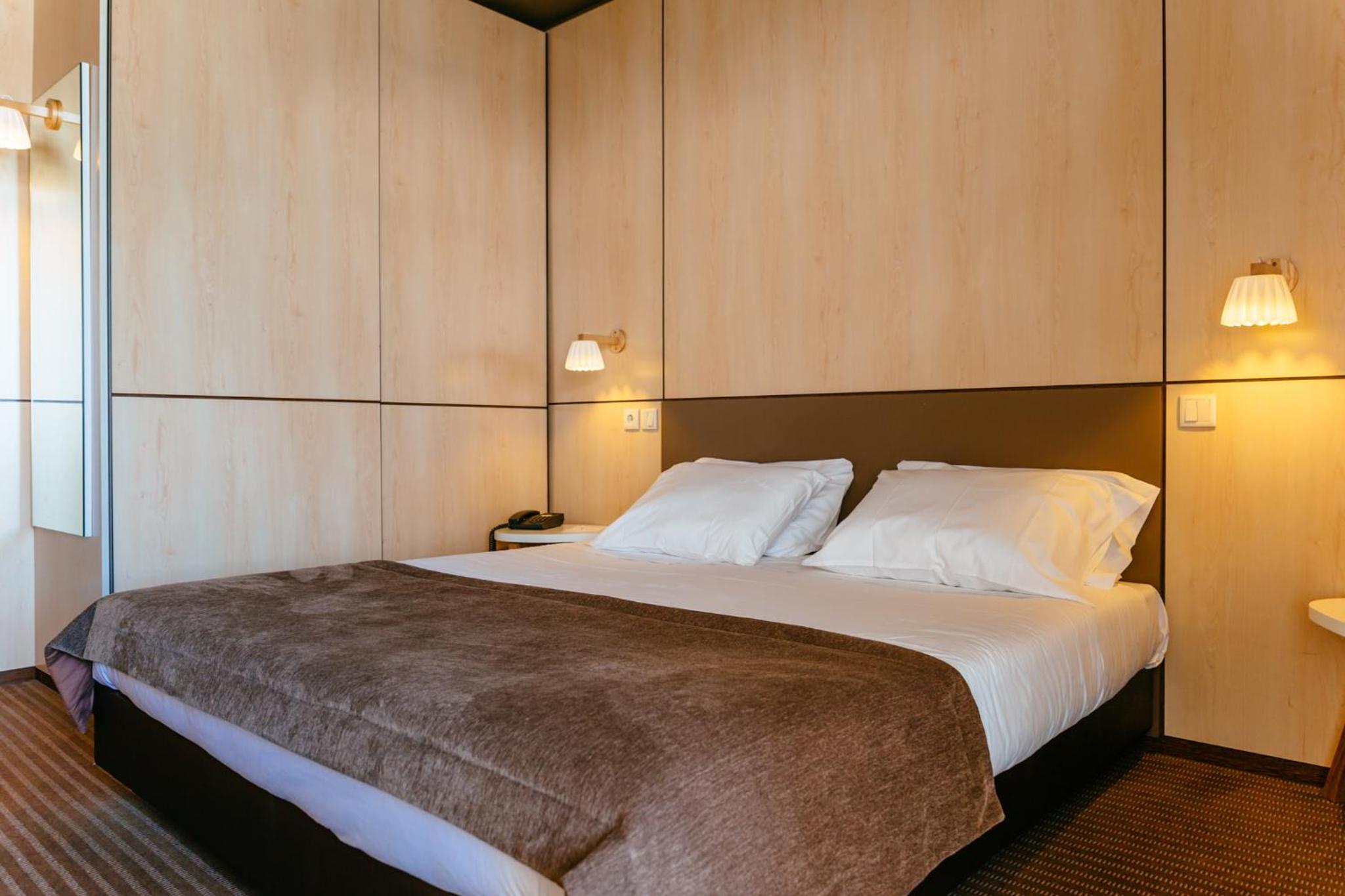 Double Room with City View - Photo 4