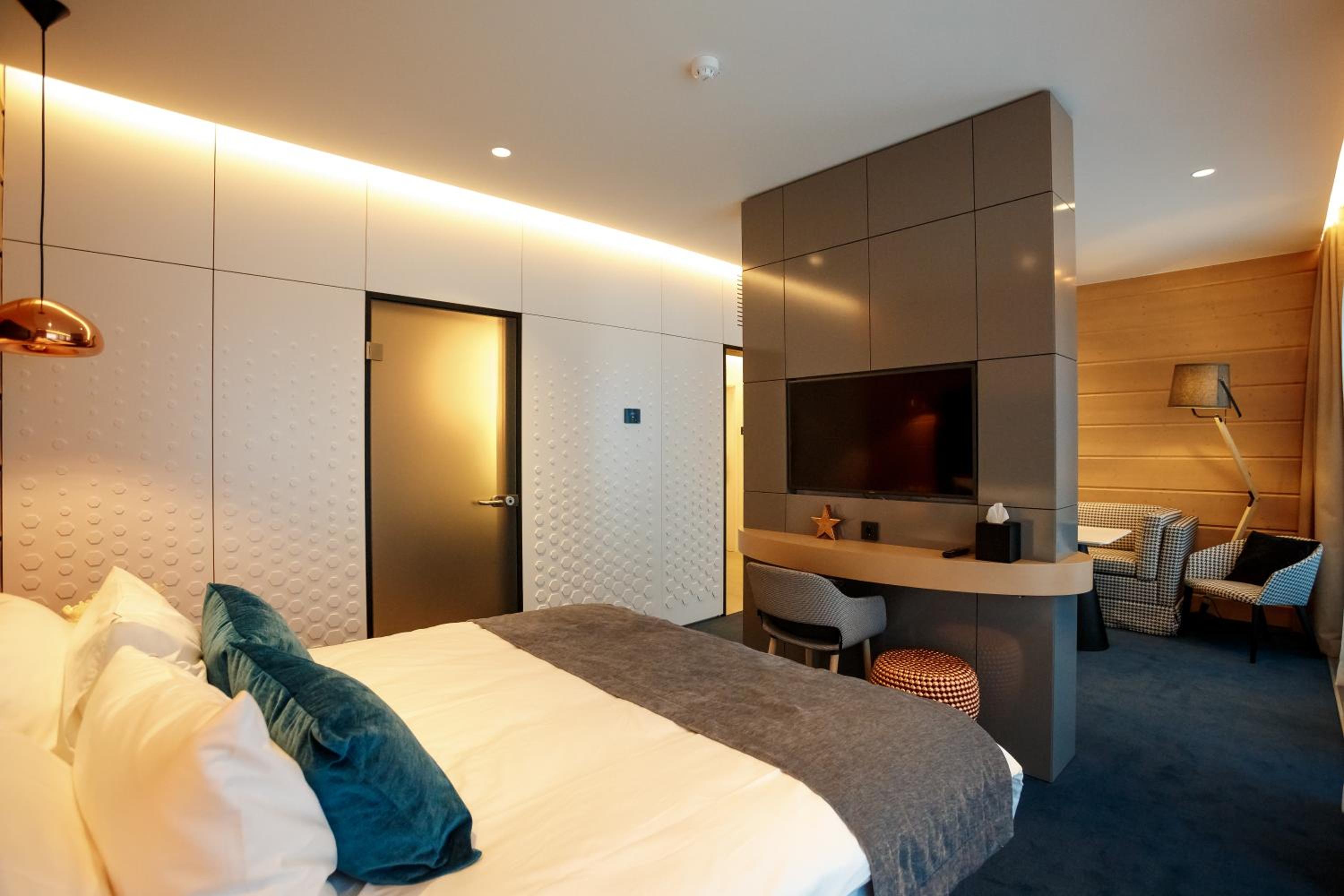 King Suite with Balcony - Photo 1