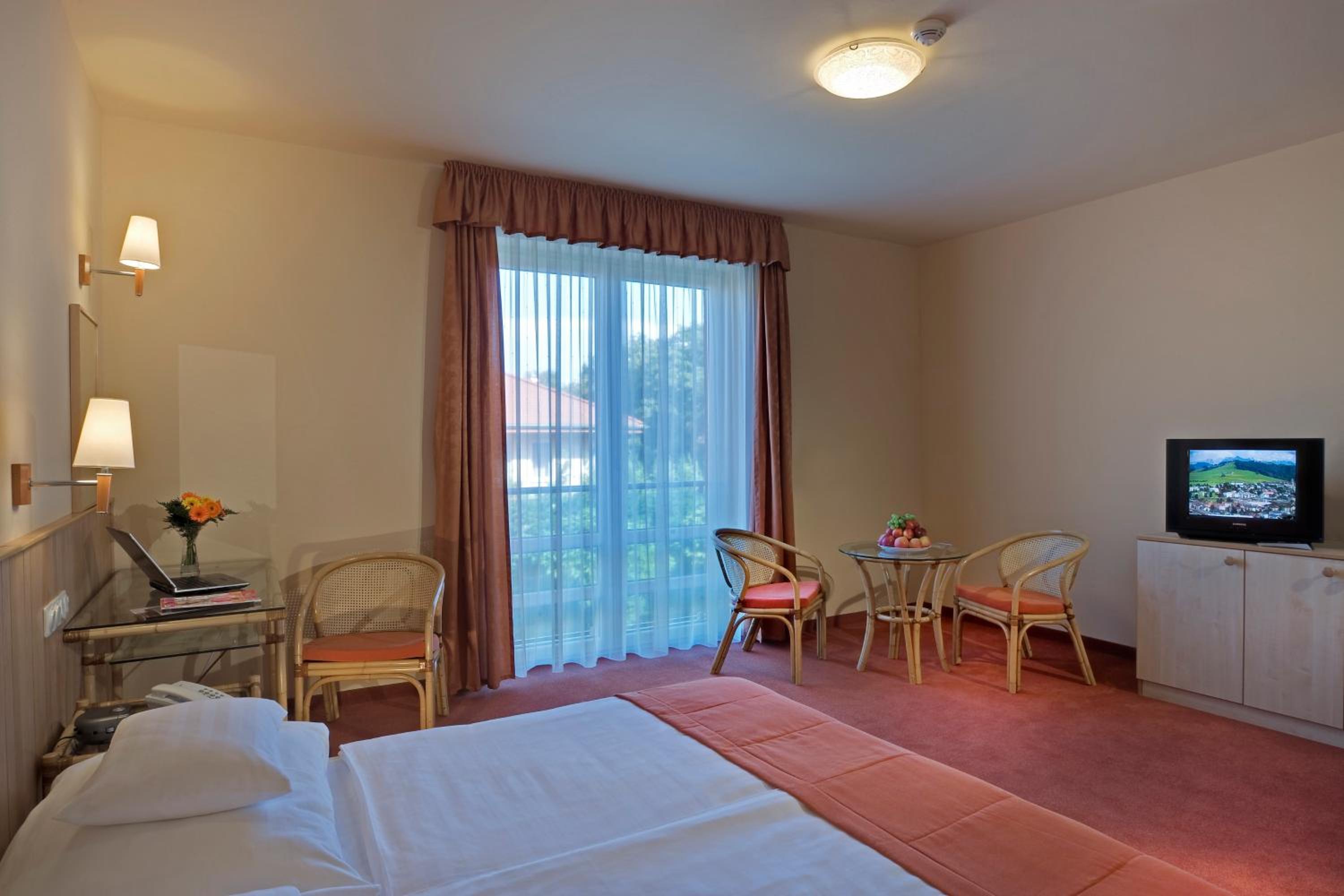 Double or Twin Room - Photo 4