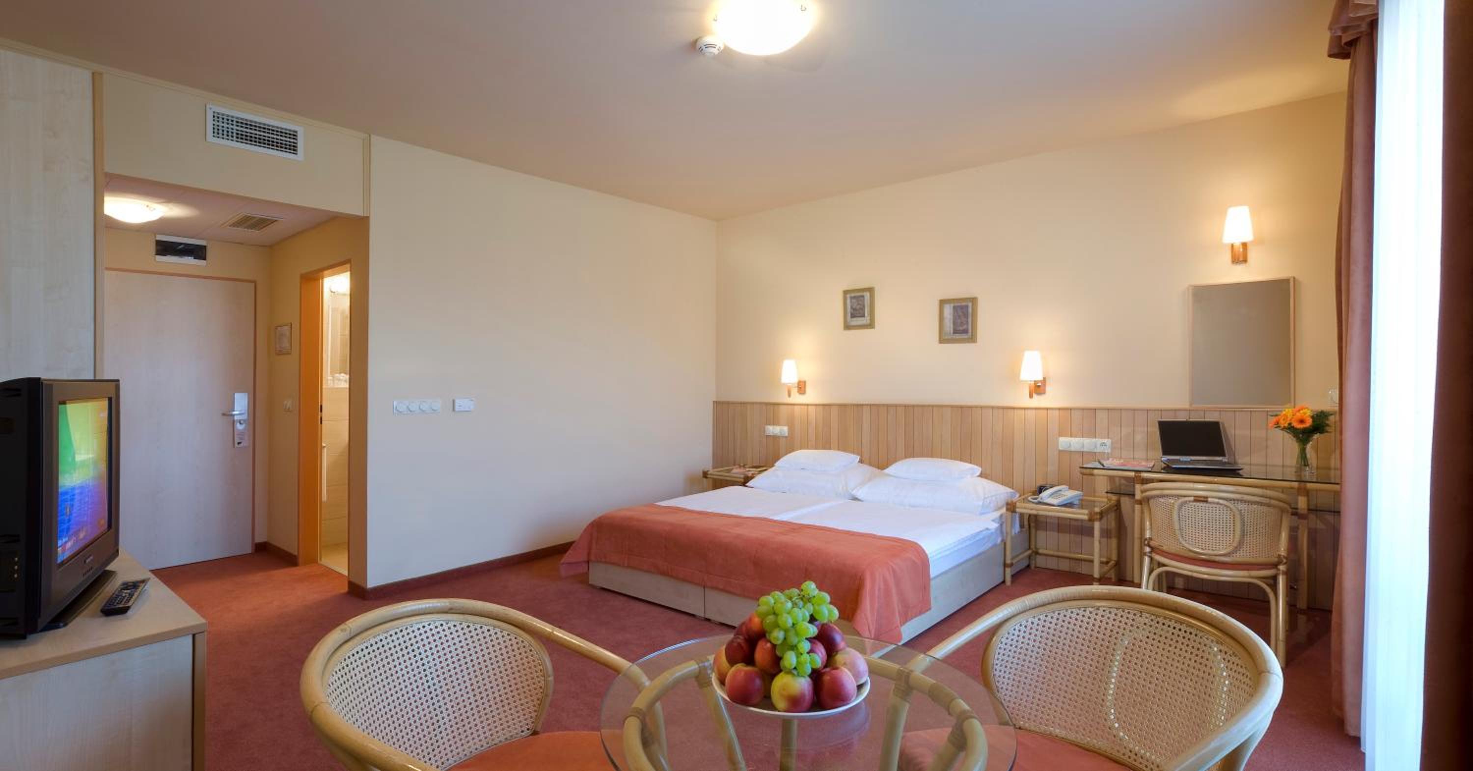Double or Twin Room - Photo 6