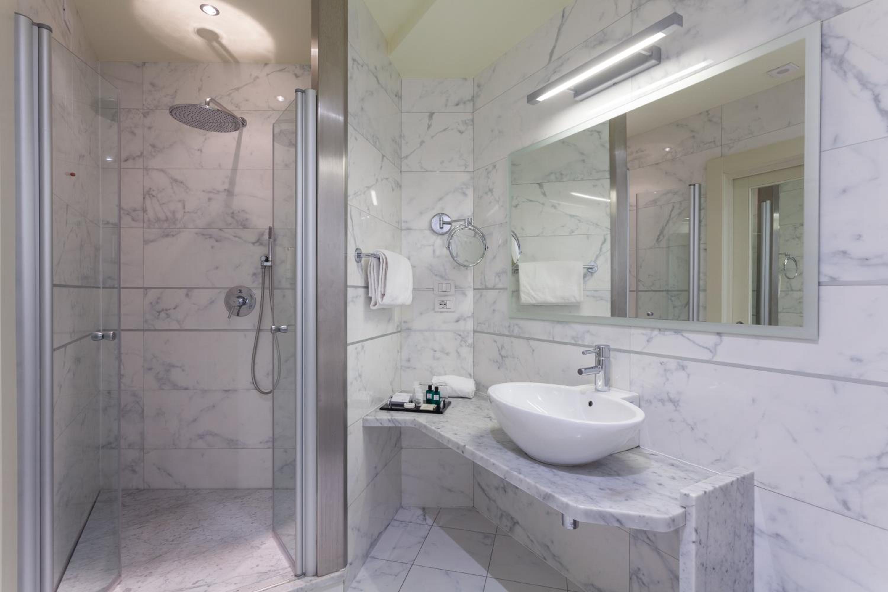 Standard Double or Twin Room with Balcony - Photo 3