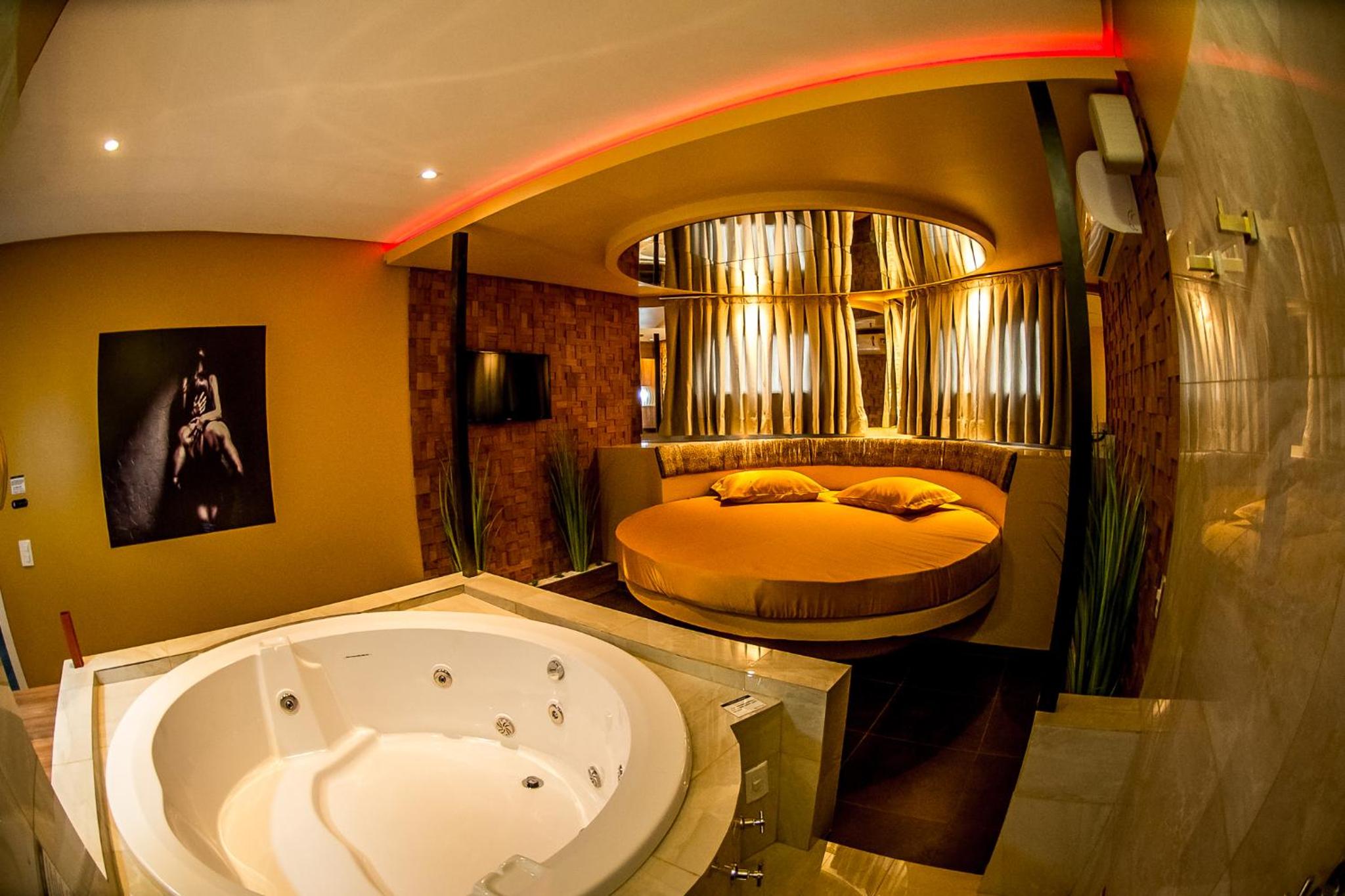 Suite With Hot Tub