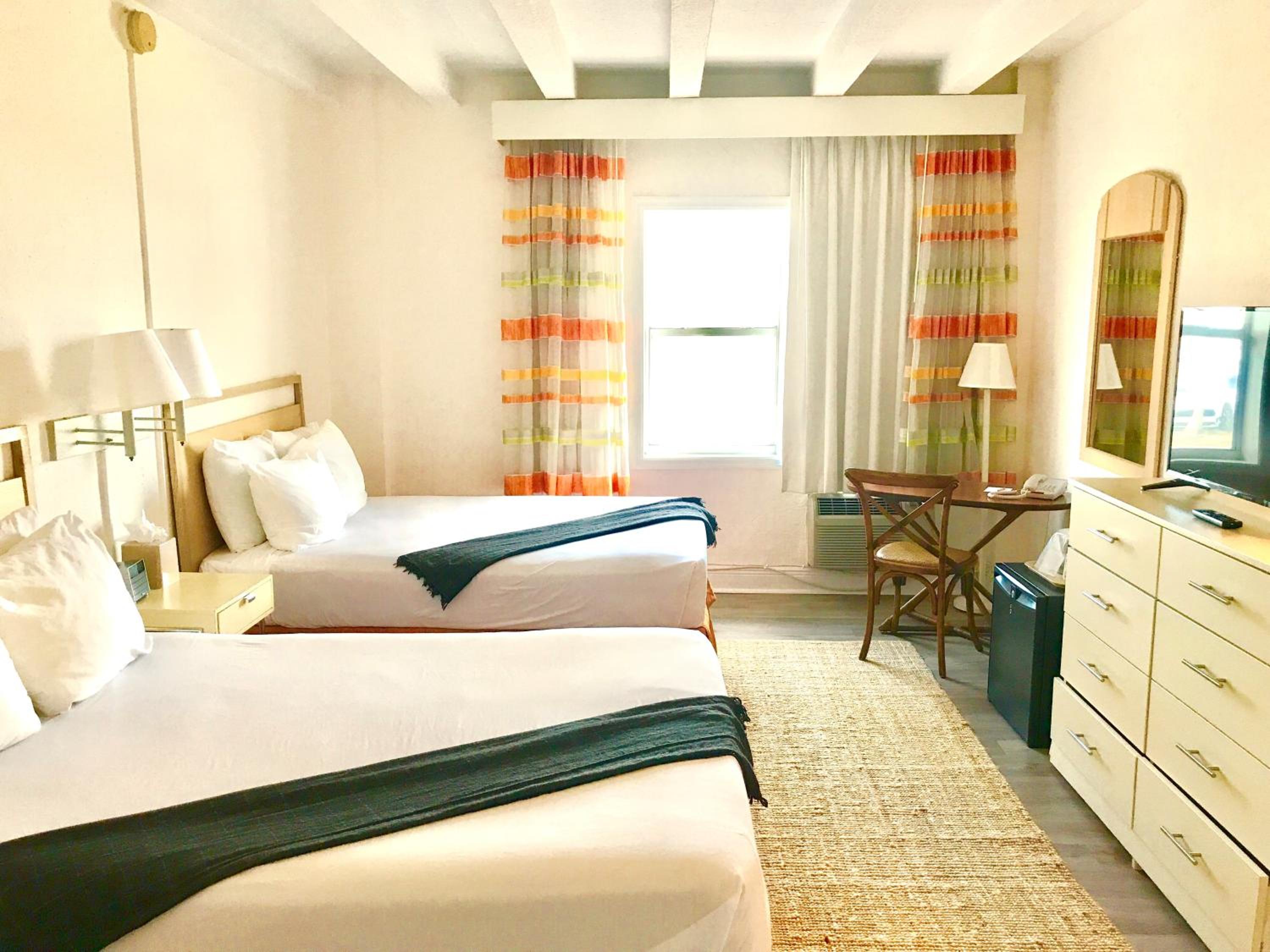 Two Double Beds - Photo 3