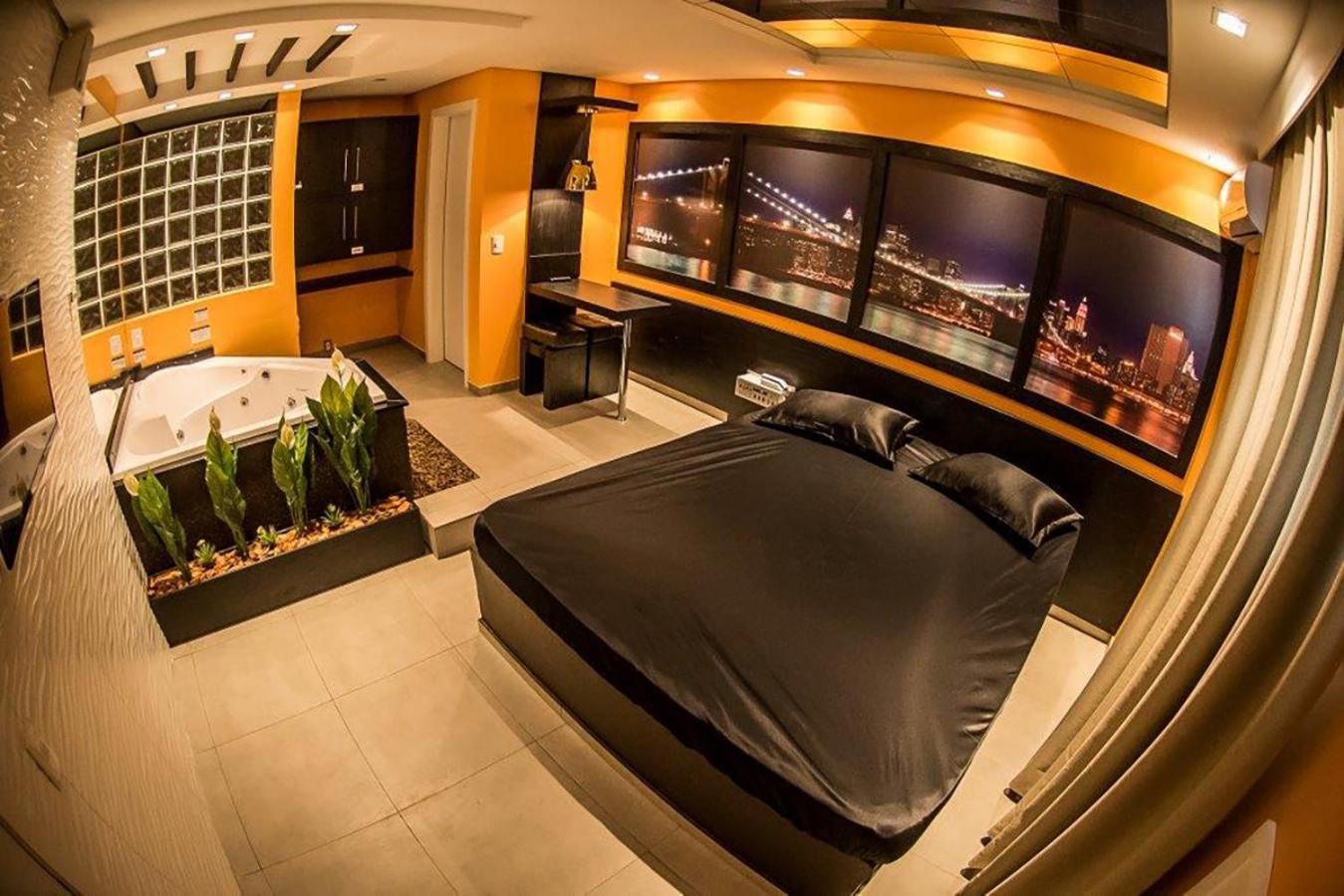 Suite With Hot Tub
