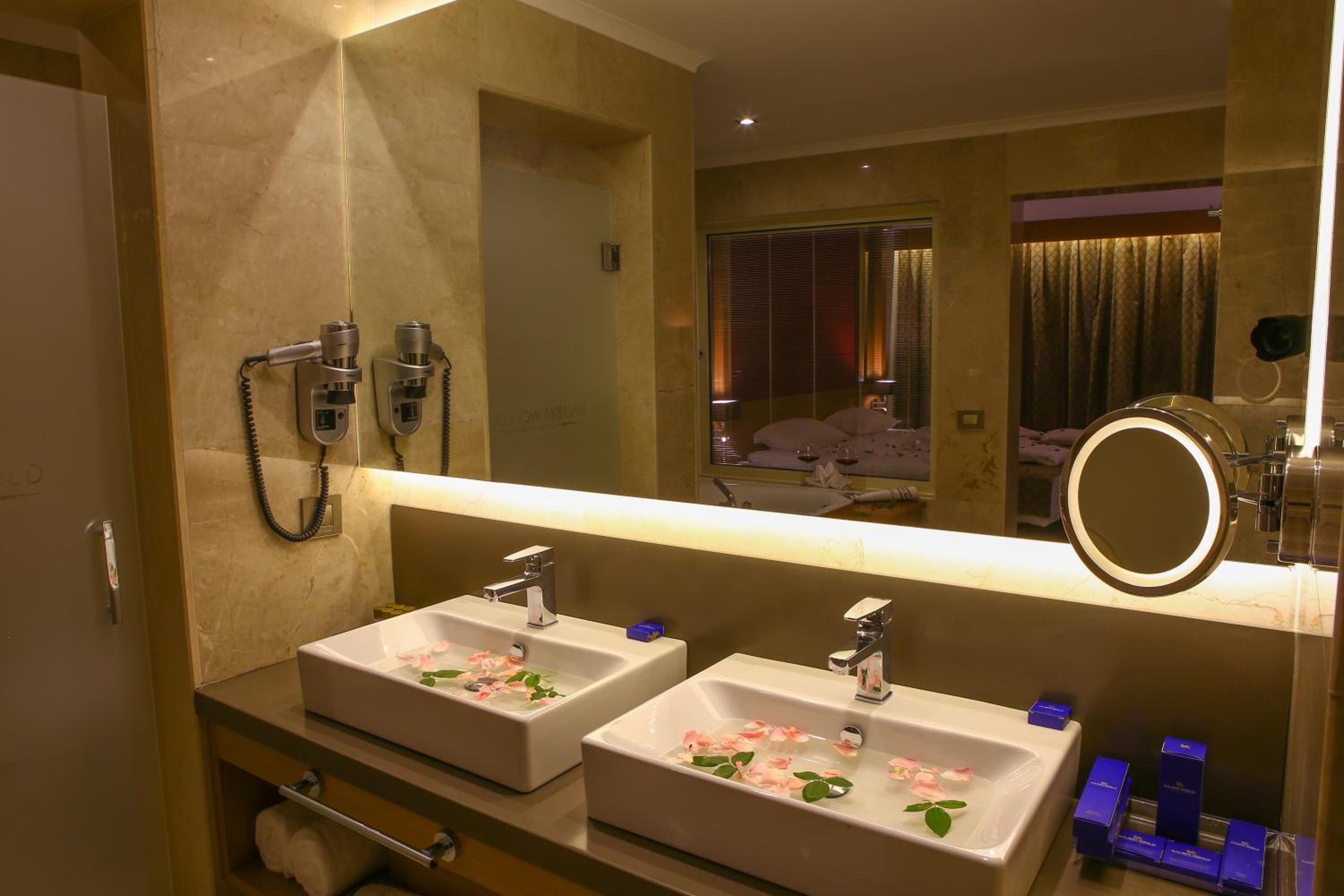 King Suite with Sea View - Non-Smoking - Photo 2