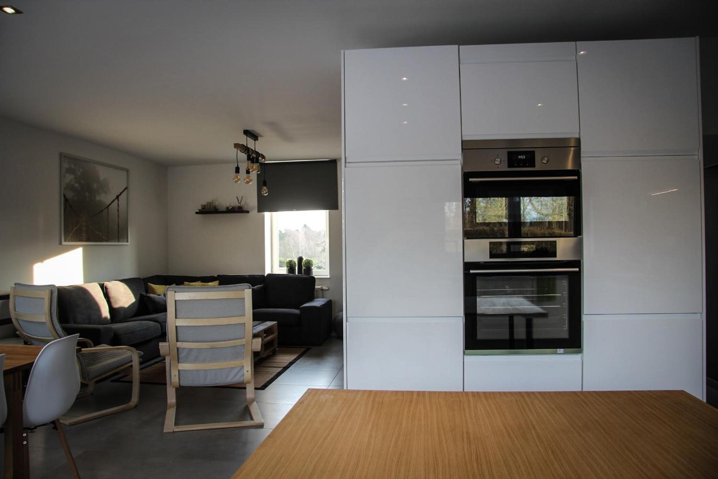 Six-Bedroom House photo 3