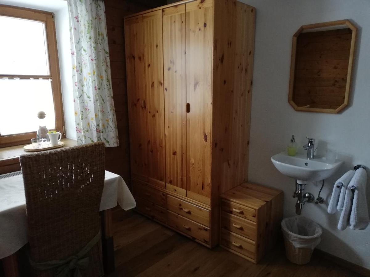 Standard Single Room with Shared Bathroom photo 2