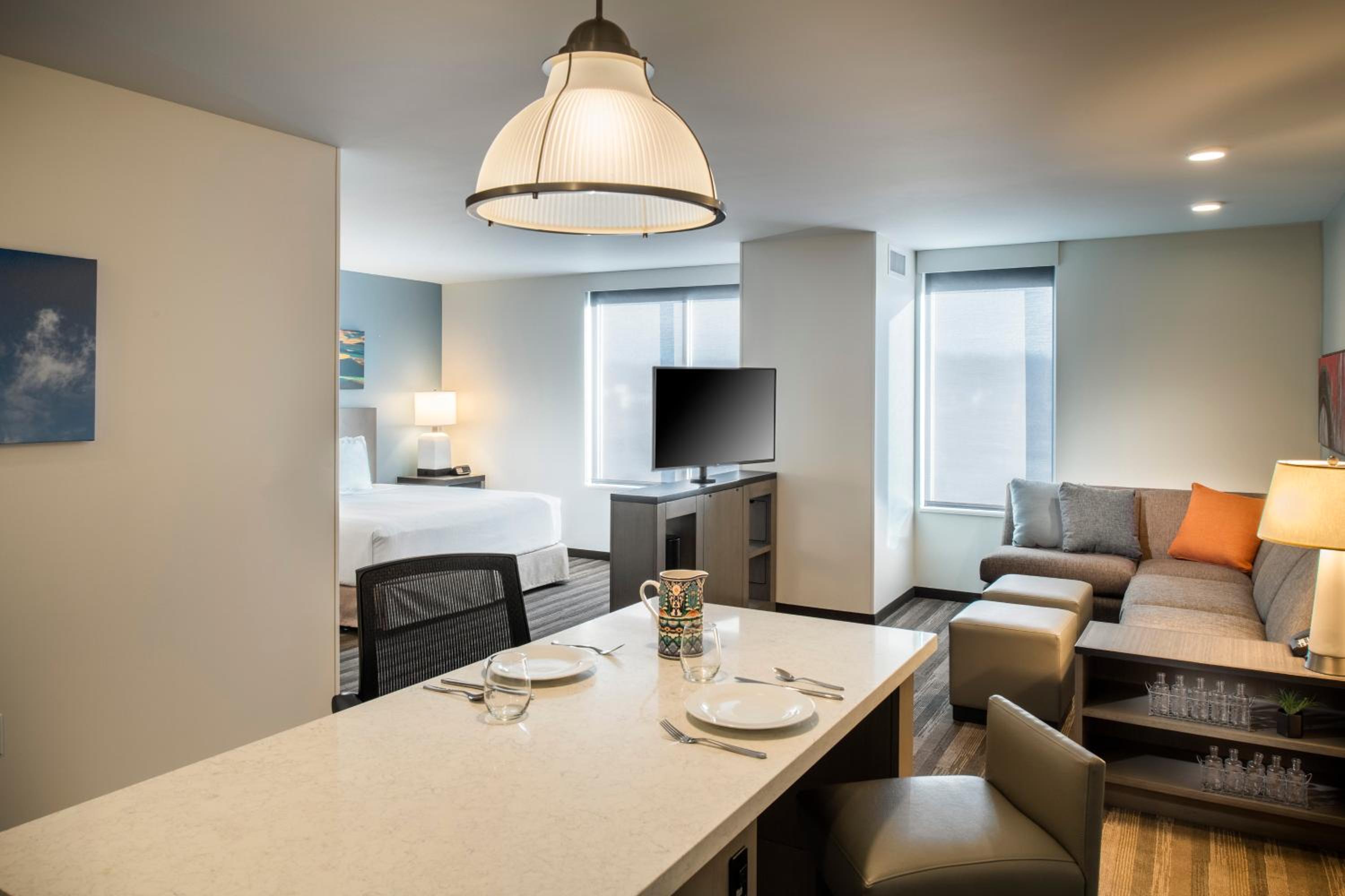 King Studio Suite with Sofa Bed and Kitchen - High Floor photo 1