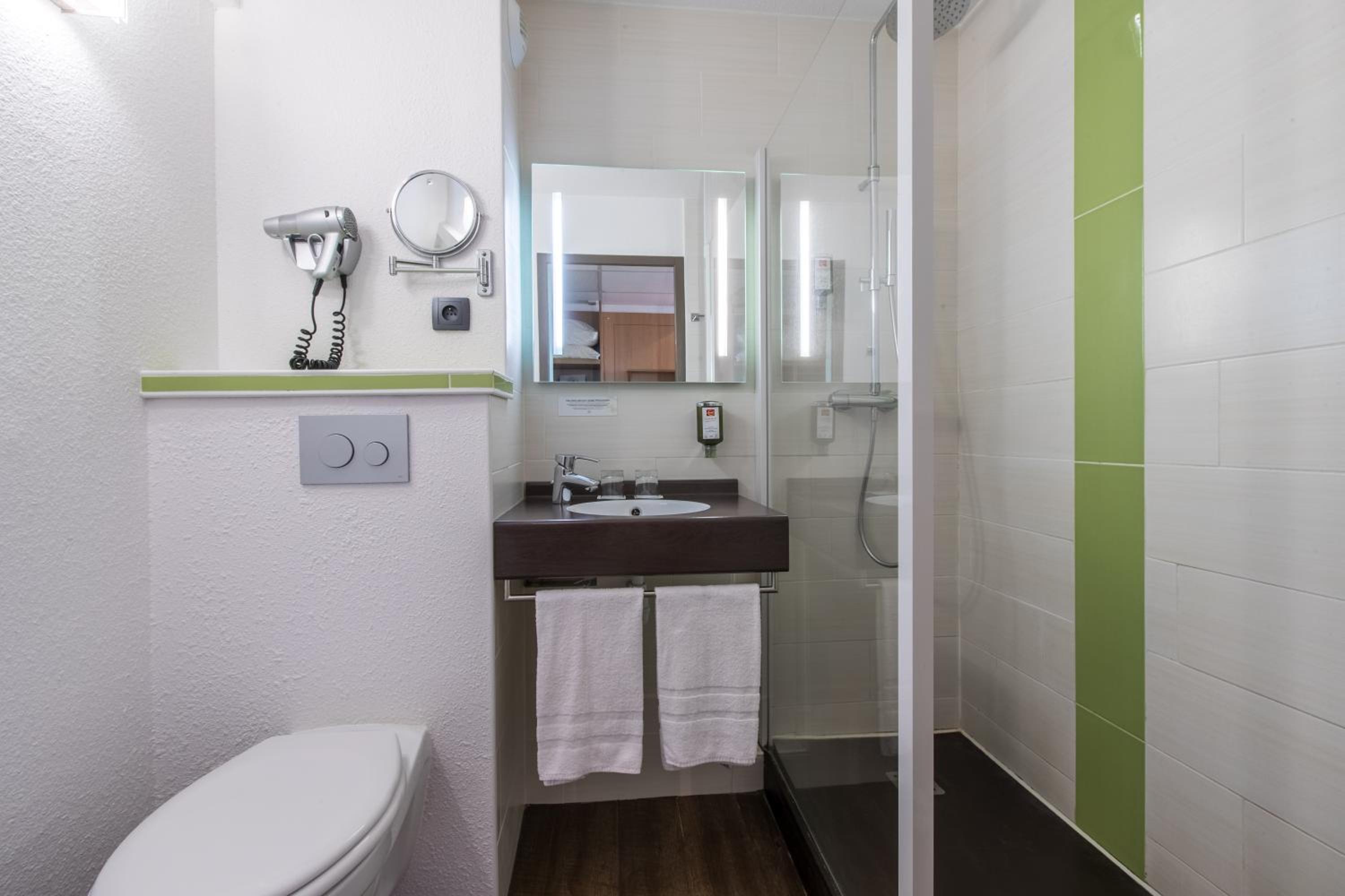 Twin Room - Photo 3