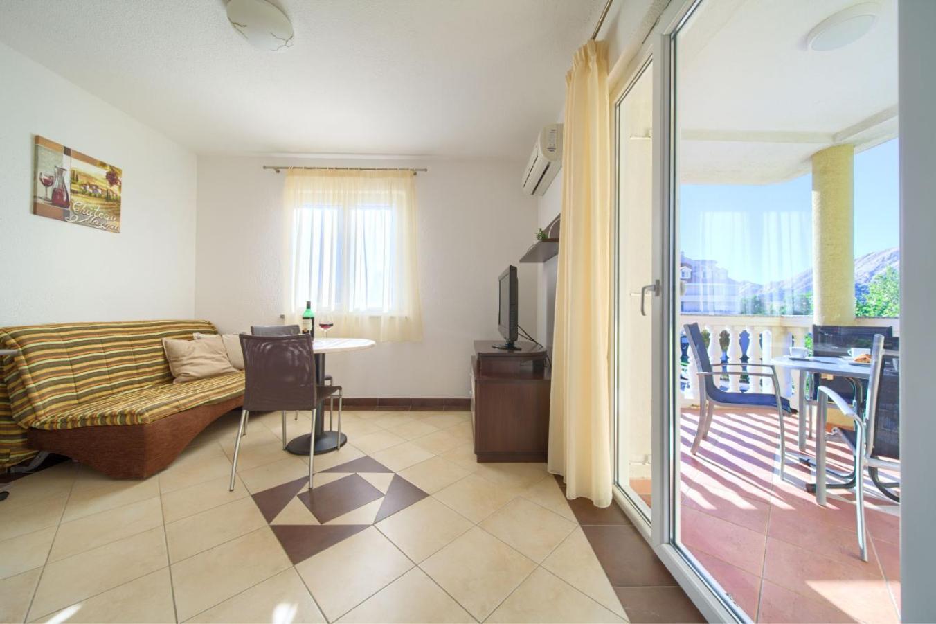 Apartment with Mountain View
