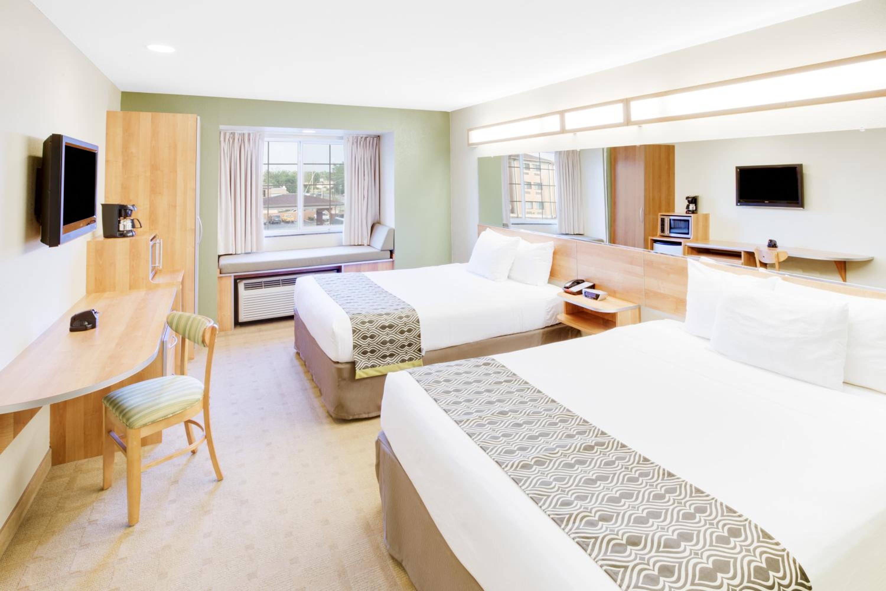 Queen Room with Two Queen Beds - Non-Smoking - Photo 2