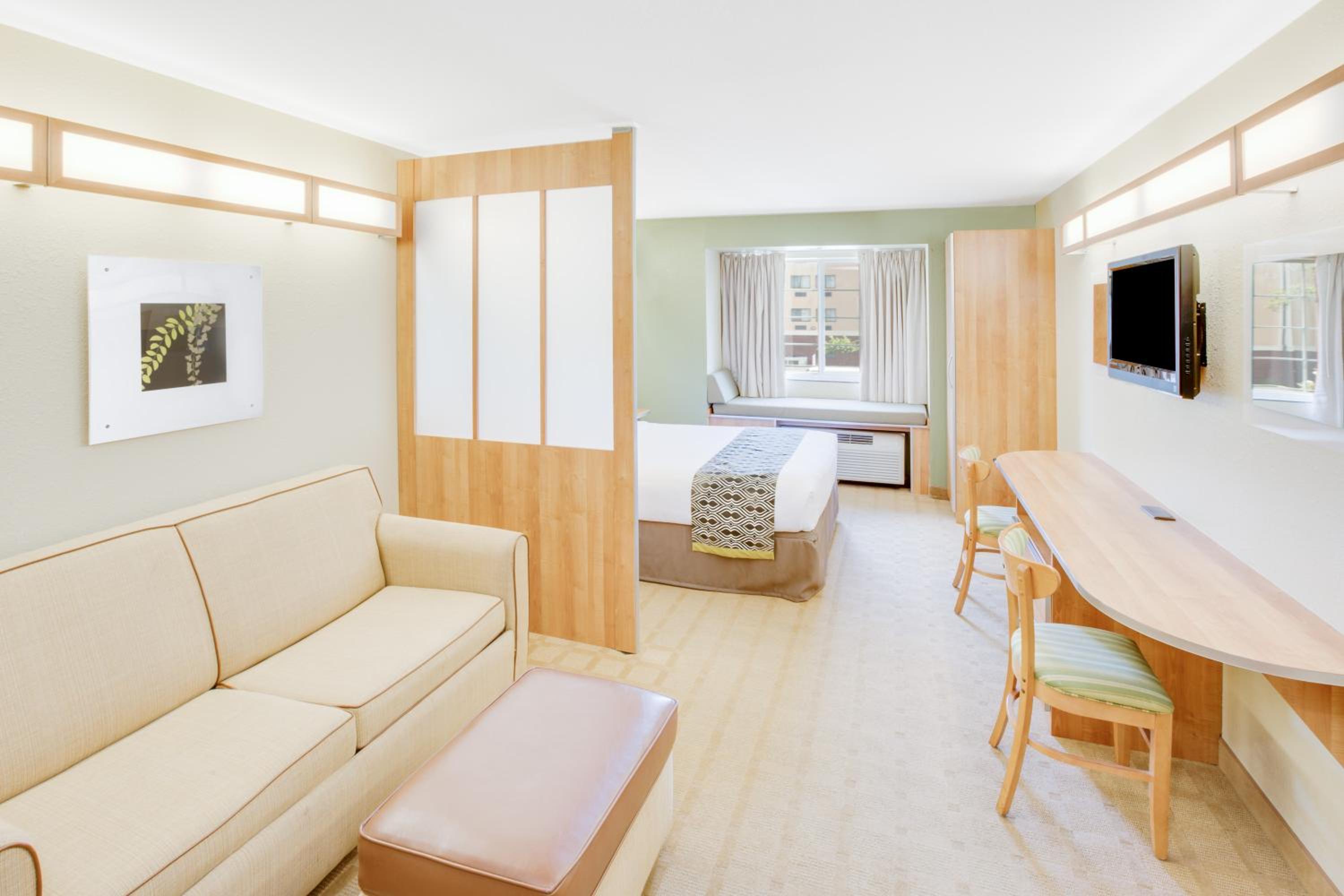 Queen Suite - Non-Smoking - Photo 4