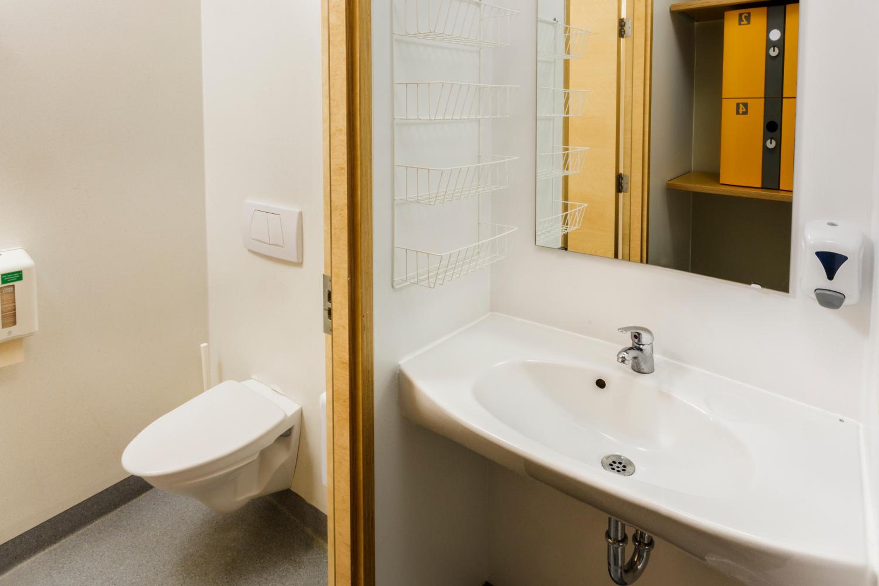 Family Room (5 beds) with Private Bathroom photo 3