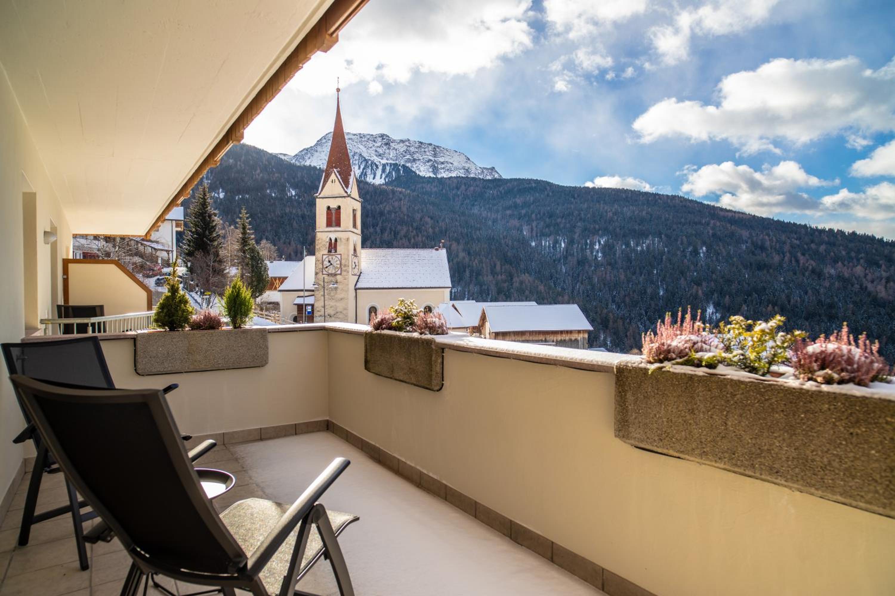 Family Room with Balcony and Mountain View photo 3