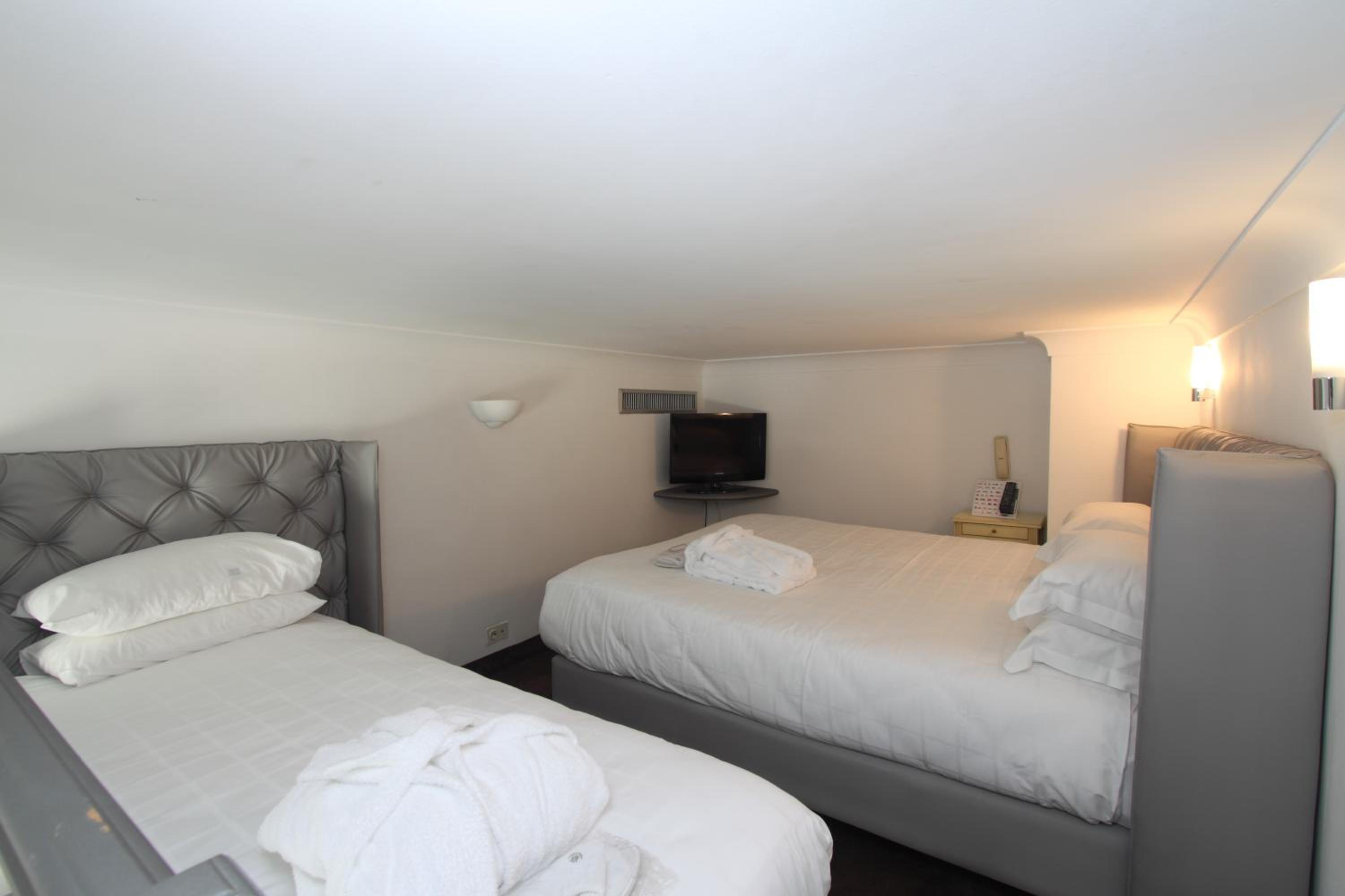 Triple Room - Photo 13