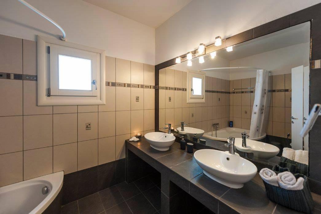 Three-Bedroom Villa - Photo 4