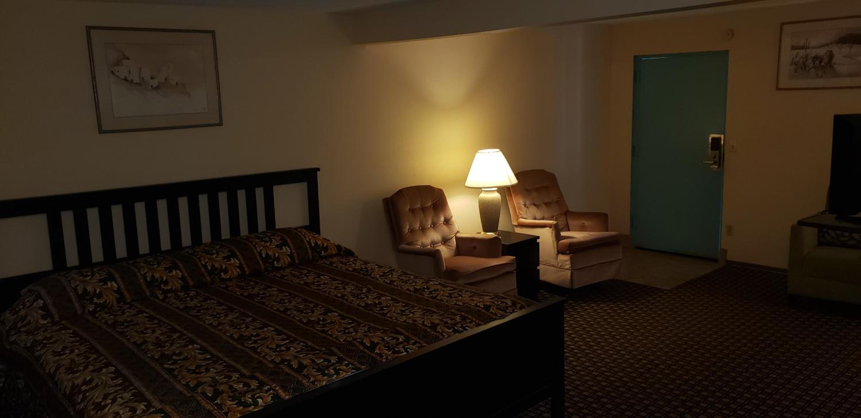 Deluxe King Room - Non-Smoking - Photo 3