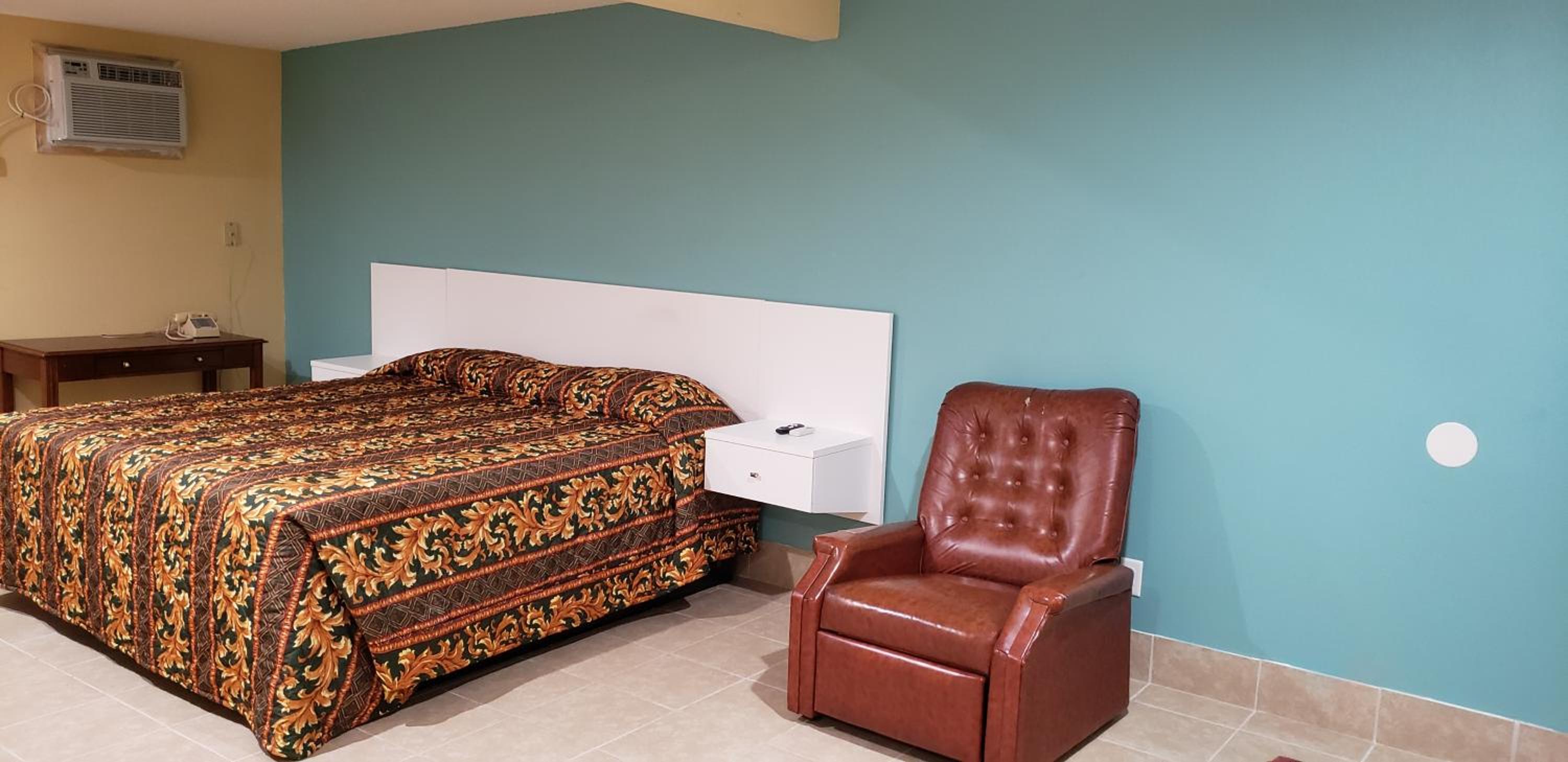 Deluxe King Room - Non-Smoking - Photo 1