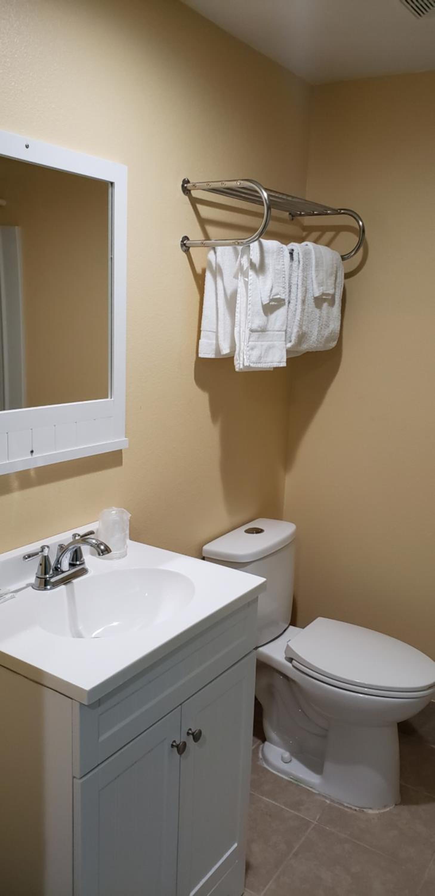 Deluxe King Room - Non-Smoking - Photo 9