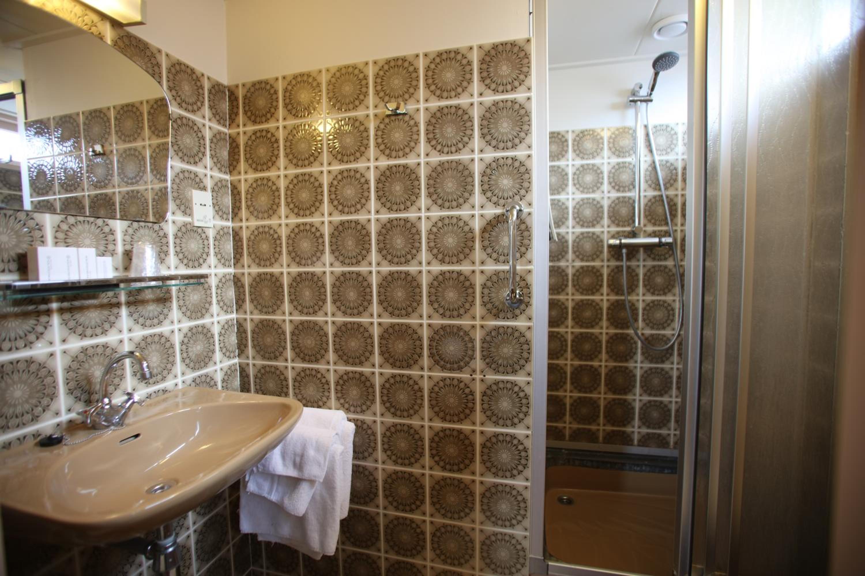 Budget Twin Room - Photo 12