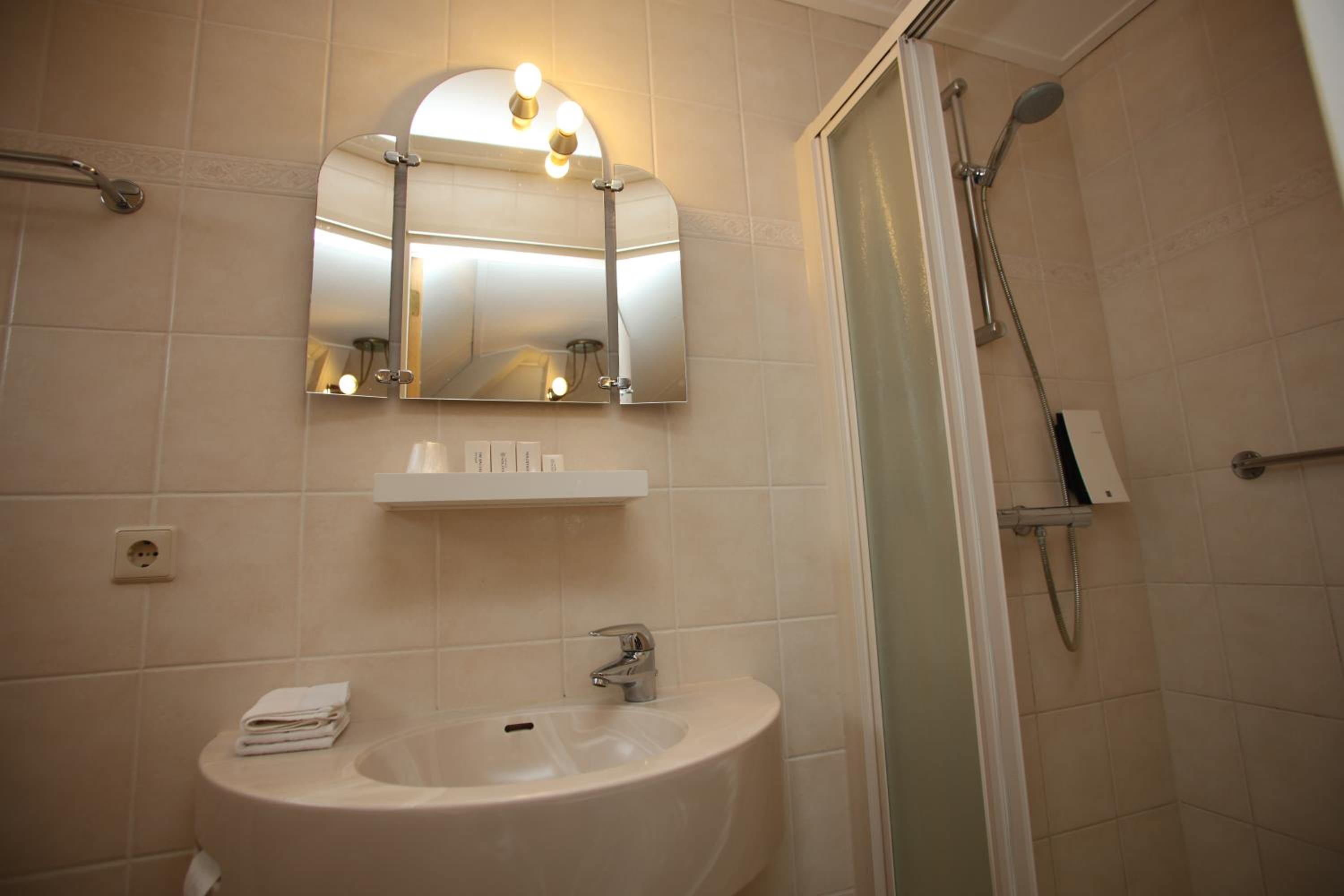 Standard Twin Room - Photo 11
