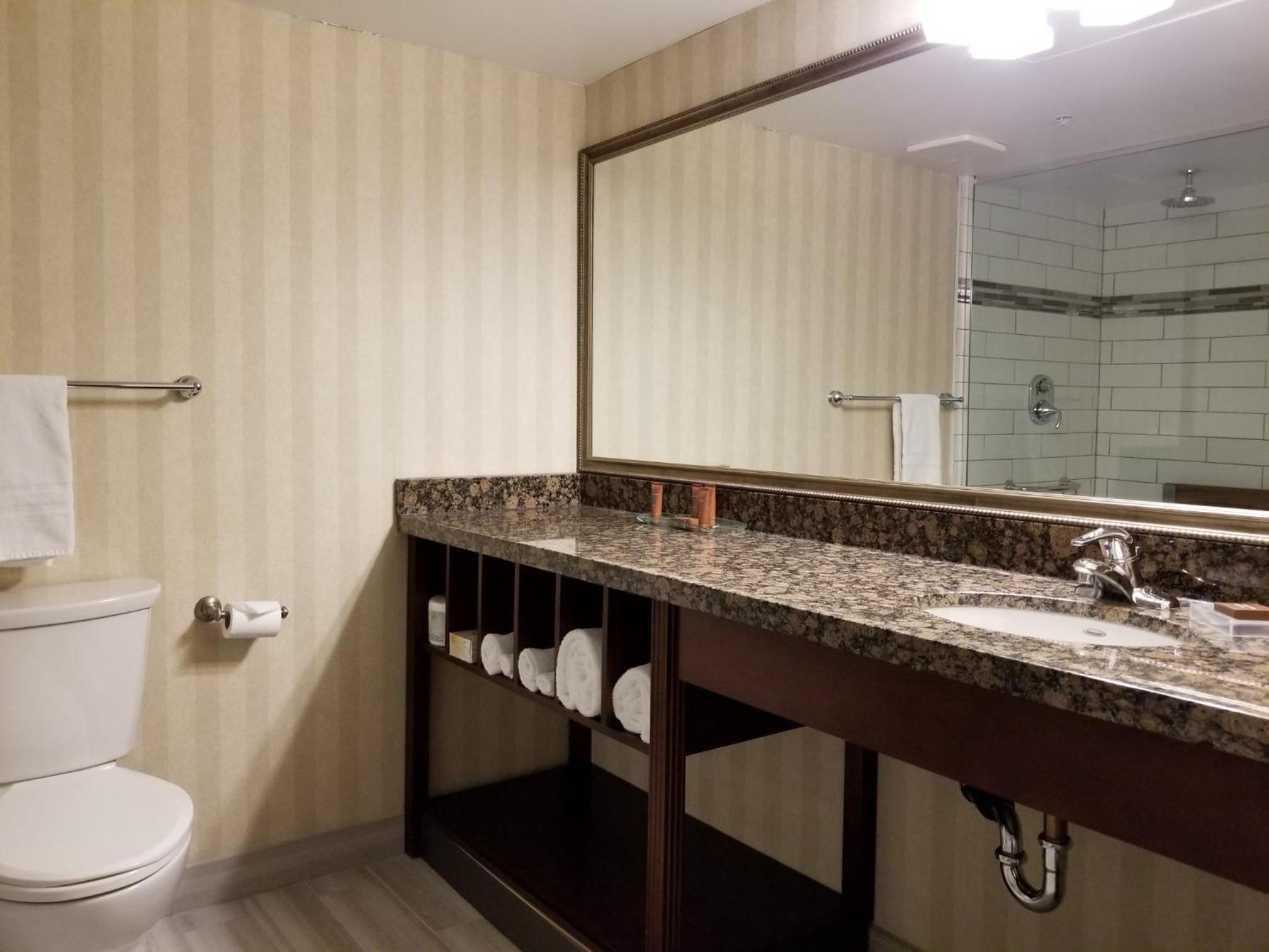 Queen Room - Disability Access - Photo 6