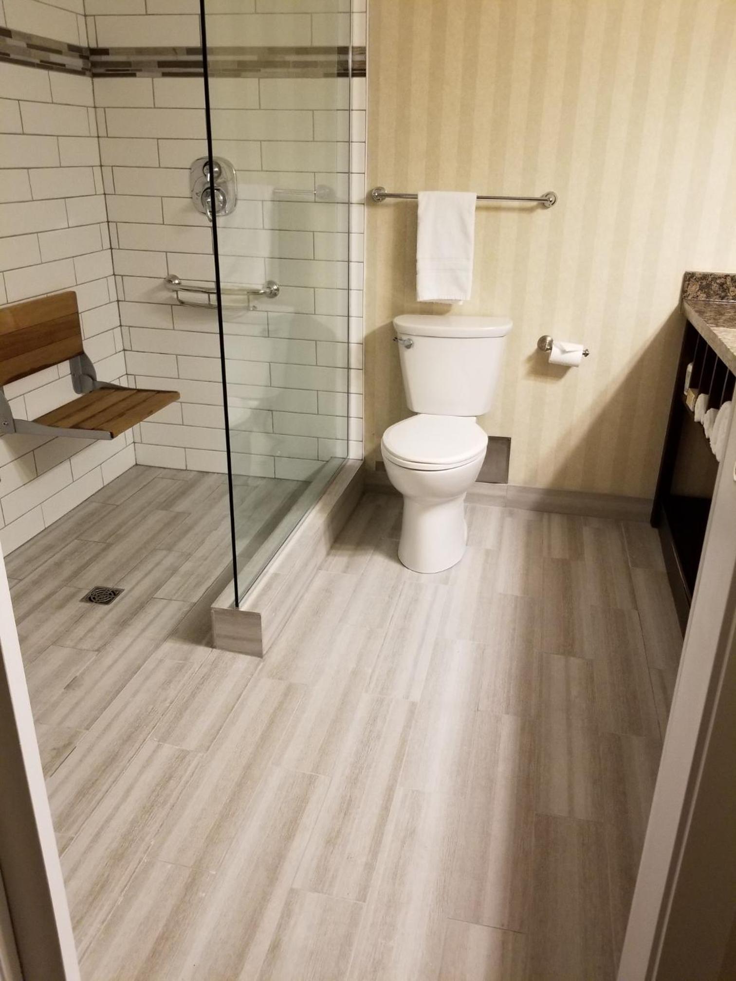 Queen Room - Disability Access - Photo 5