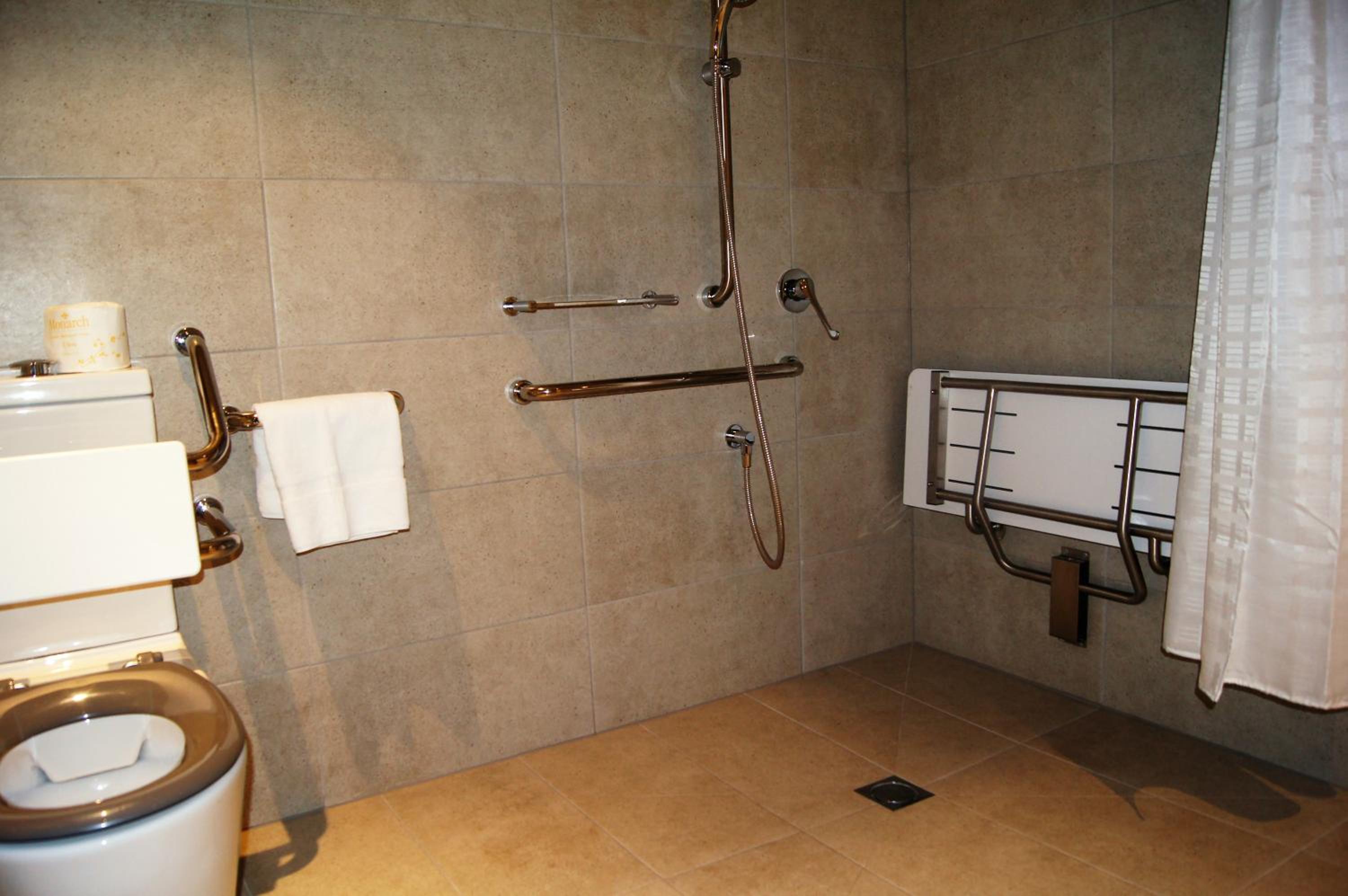 King Room with Roll-In Shower - Disability Access/Non Smoking photo 2