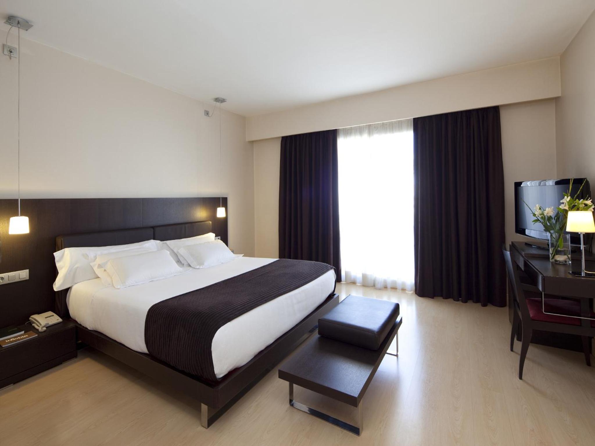 Double Room with City View and Balcony - Photo 1
