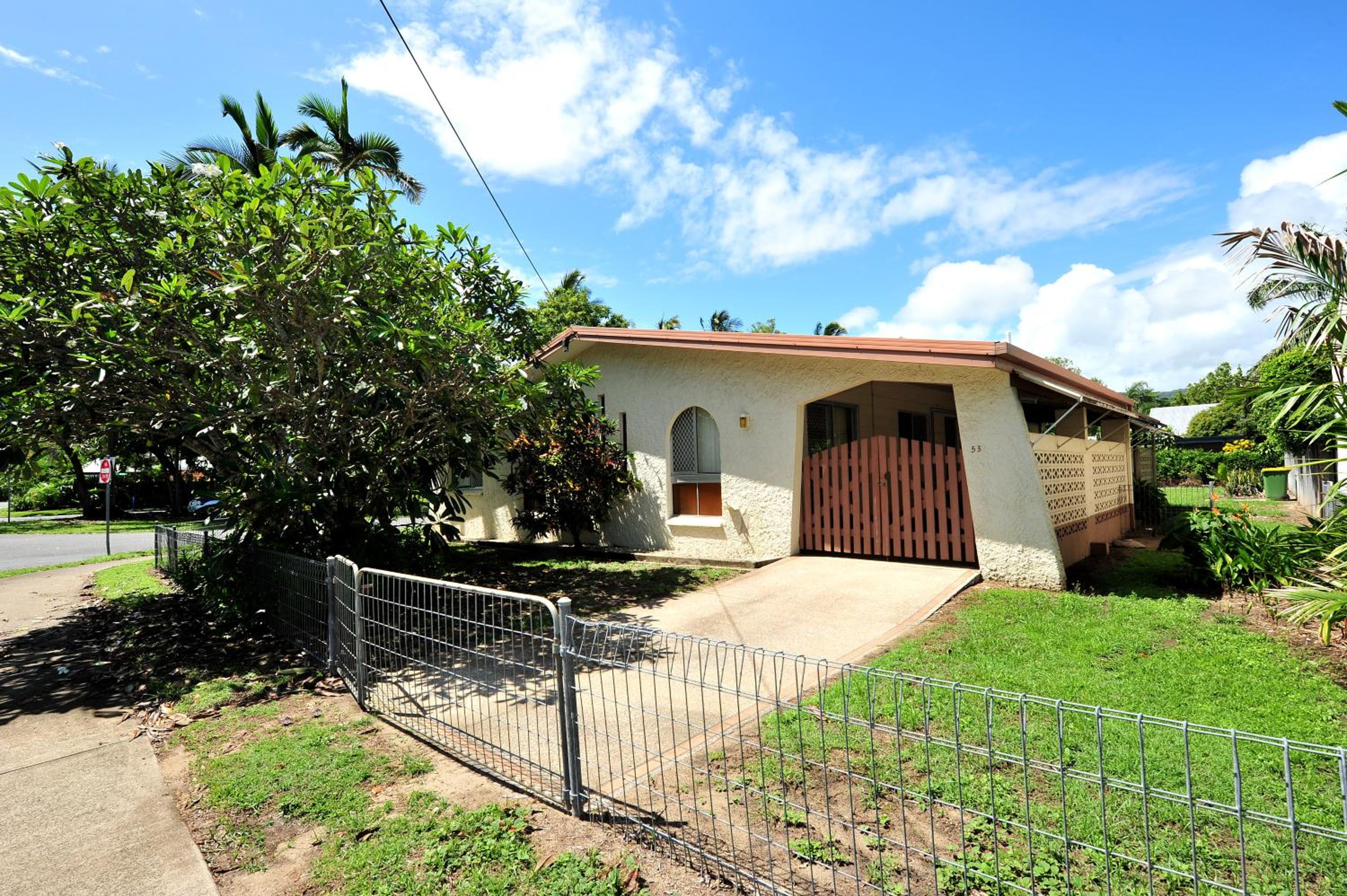 Three-Bedroom House photo 2