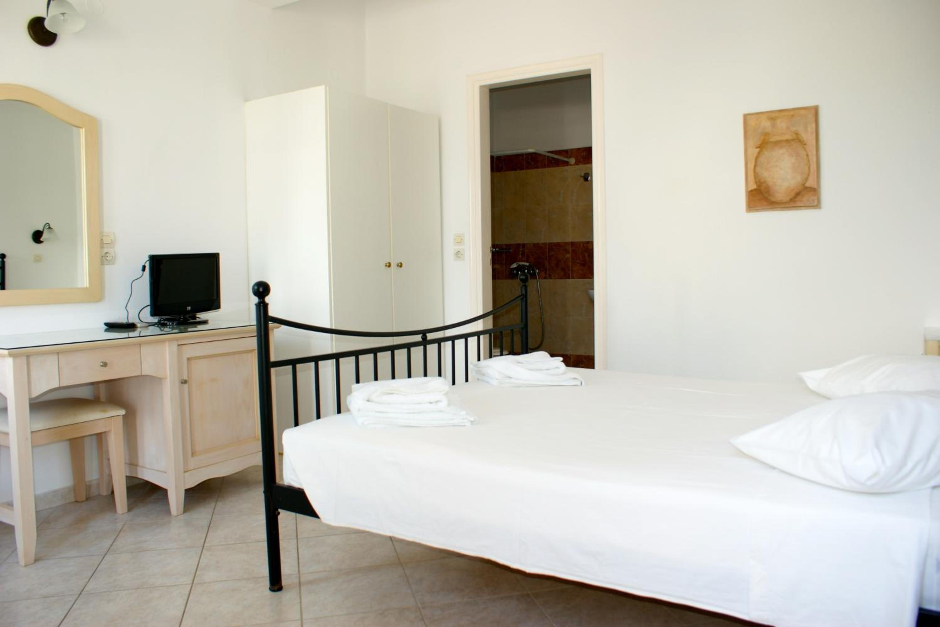 Double or Twin Room with Garden or Mountain View photo 3
