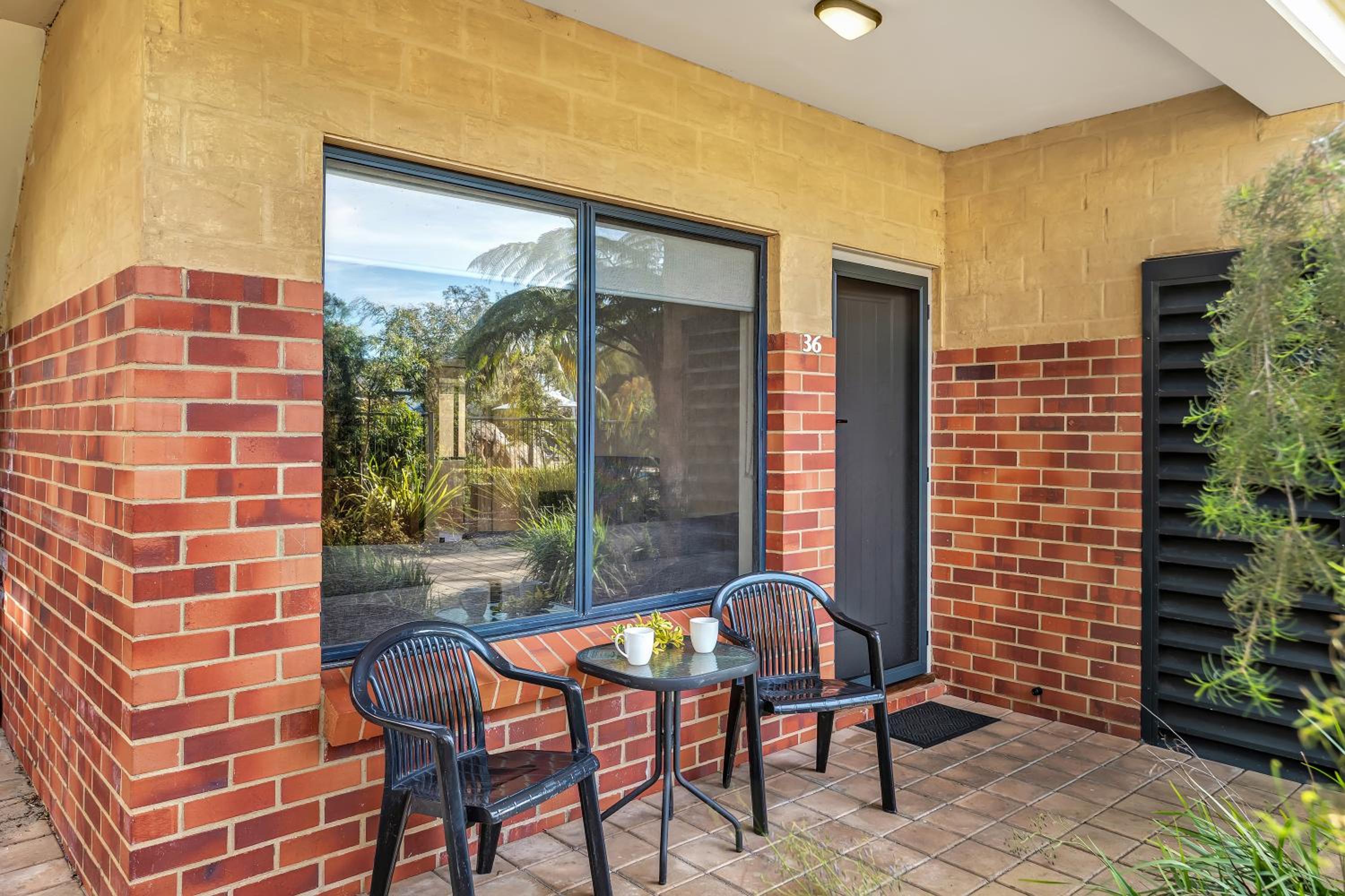 Two-Bedroom Apartment with One King and Two Single Beds photo 2